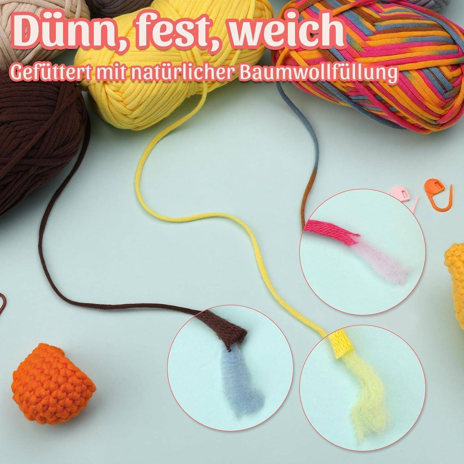 Garnrollen in verschiedenen Farben auf einem Tisch, hervorgehoben mit Nahaufnahmen, die Strukturunterschiede zeigen. Etiketten besagen: „Dünn, fest, weich.