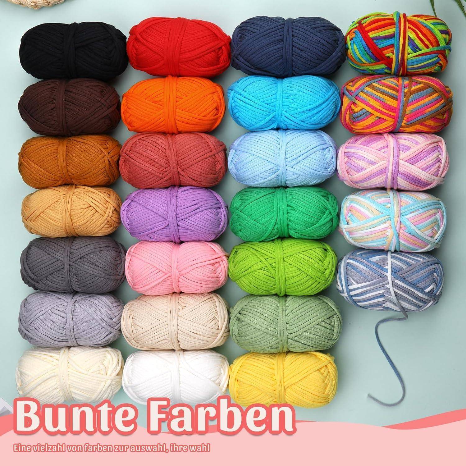 Bunte Farben' Garnbündel in lebendigen Farben, darunter Rot, Blau und Multicolor, in Reihen angeordnet. Text lautet: 'Eine Vielfalt von Farben.