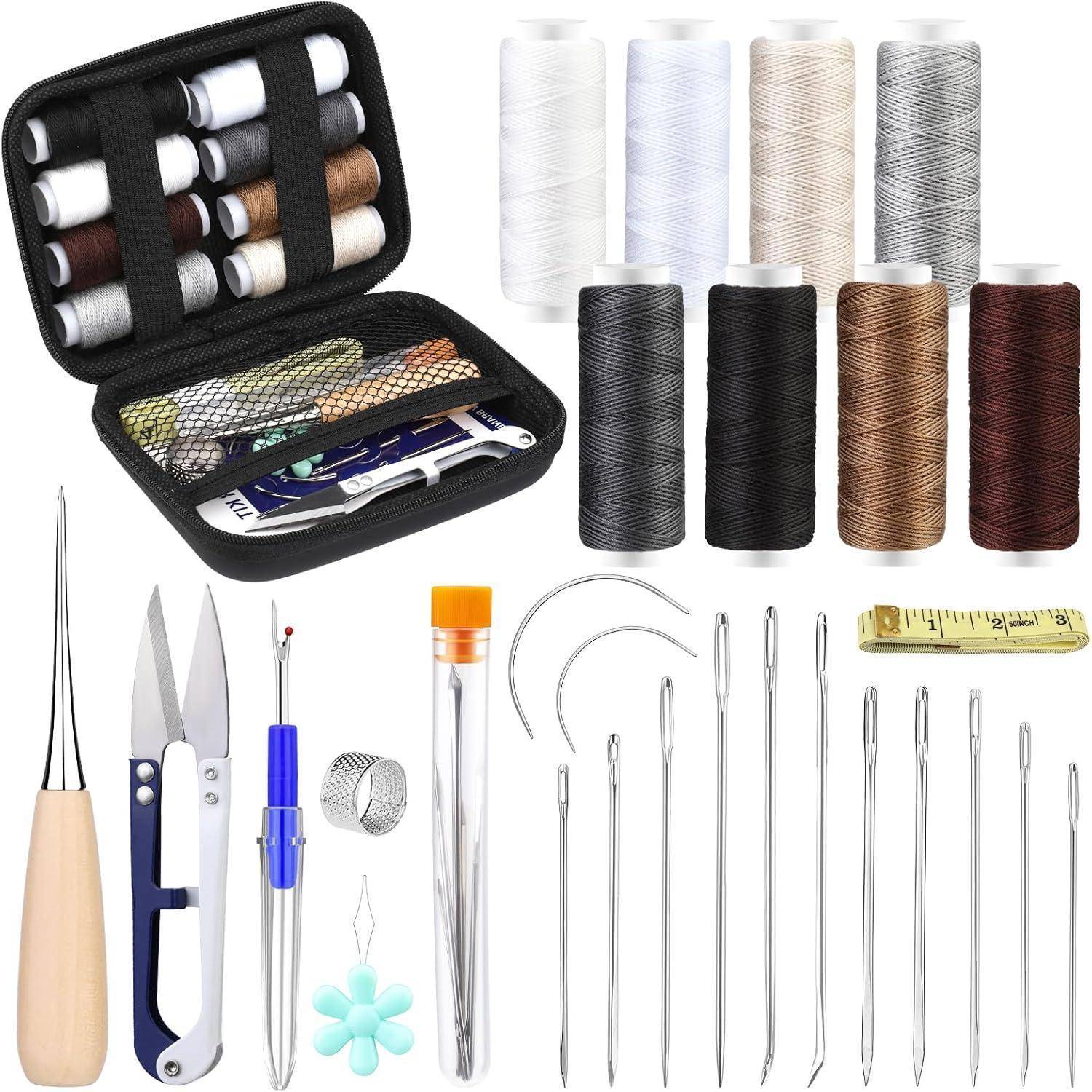 Nähset mit verschiedenen Fadenspulen, Nadeln, Schere, Maßband, Einfädler und Nahtauftrenner, ordentlich angeordnet.