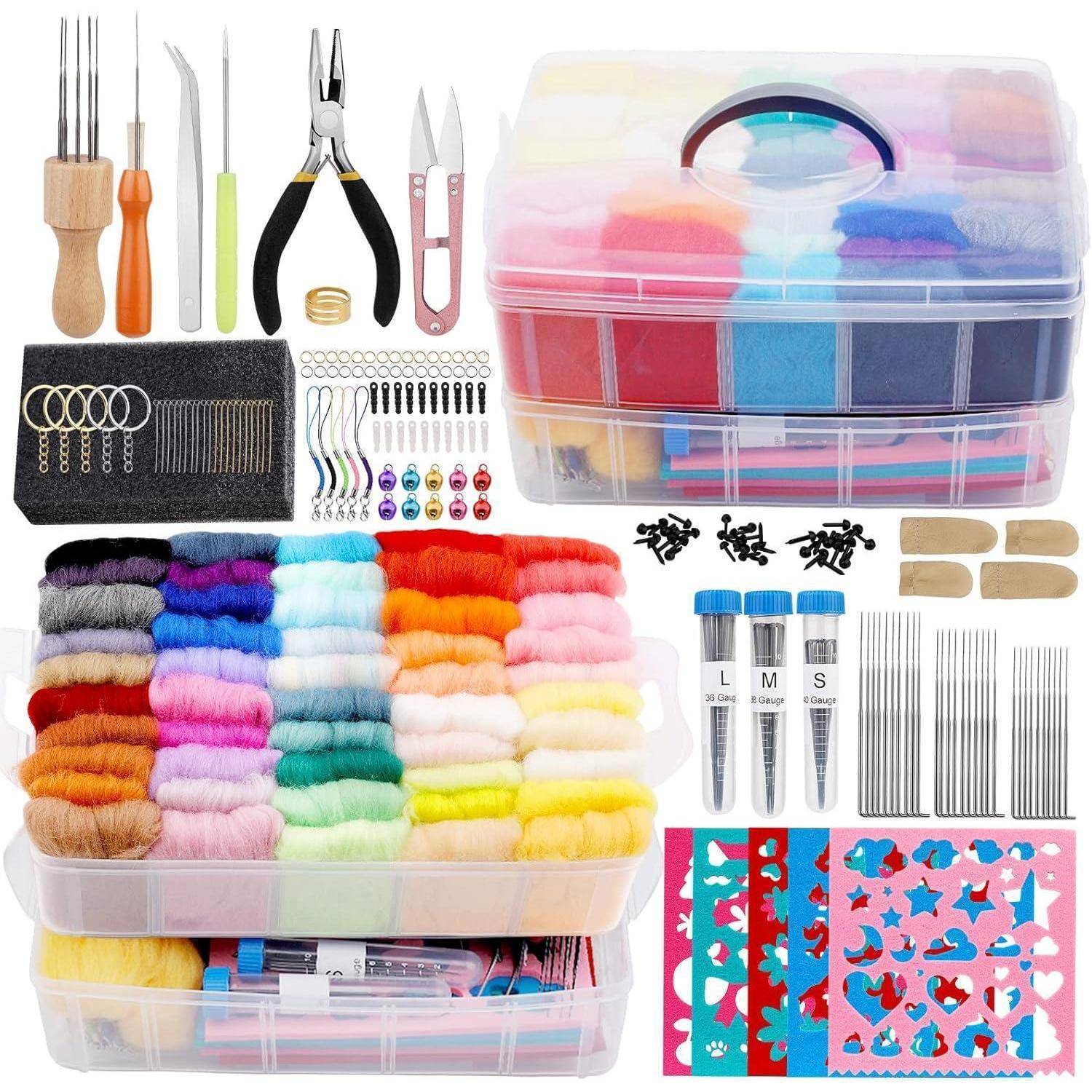 Ein Filzset mit bunter Wolle, verschiedenen Nadeln, Schere, Zange und Vorlagen. In transparenten, stapelbaren Behältern organisiert.