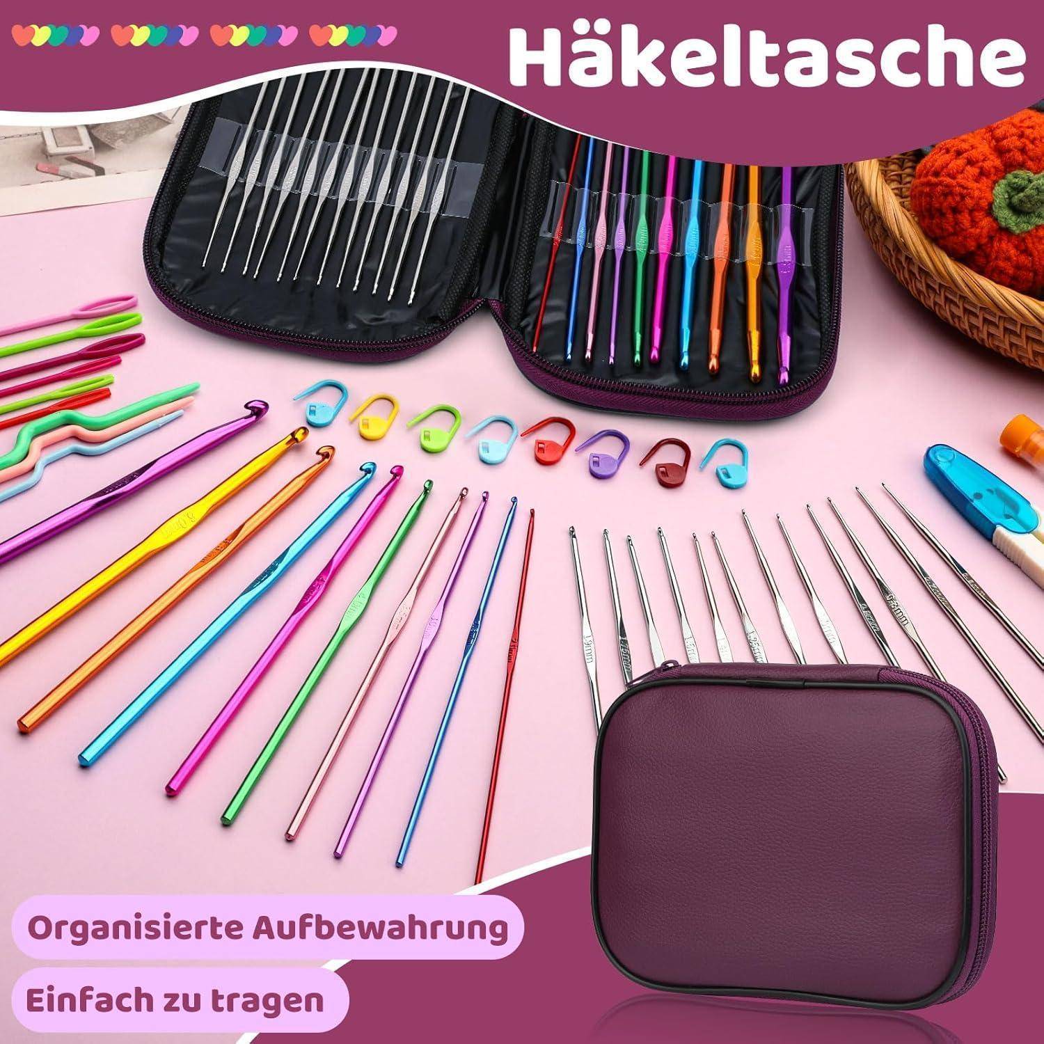 Häkeltasche mit verschiedenen bunten Häkelnadeln und ordentlich angeordneten Zubehörteilen. Enthält eine Reißverschlusstasche für einfache Aufbewahrung und Mobilität.