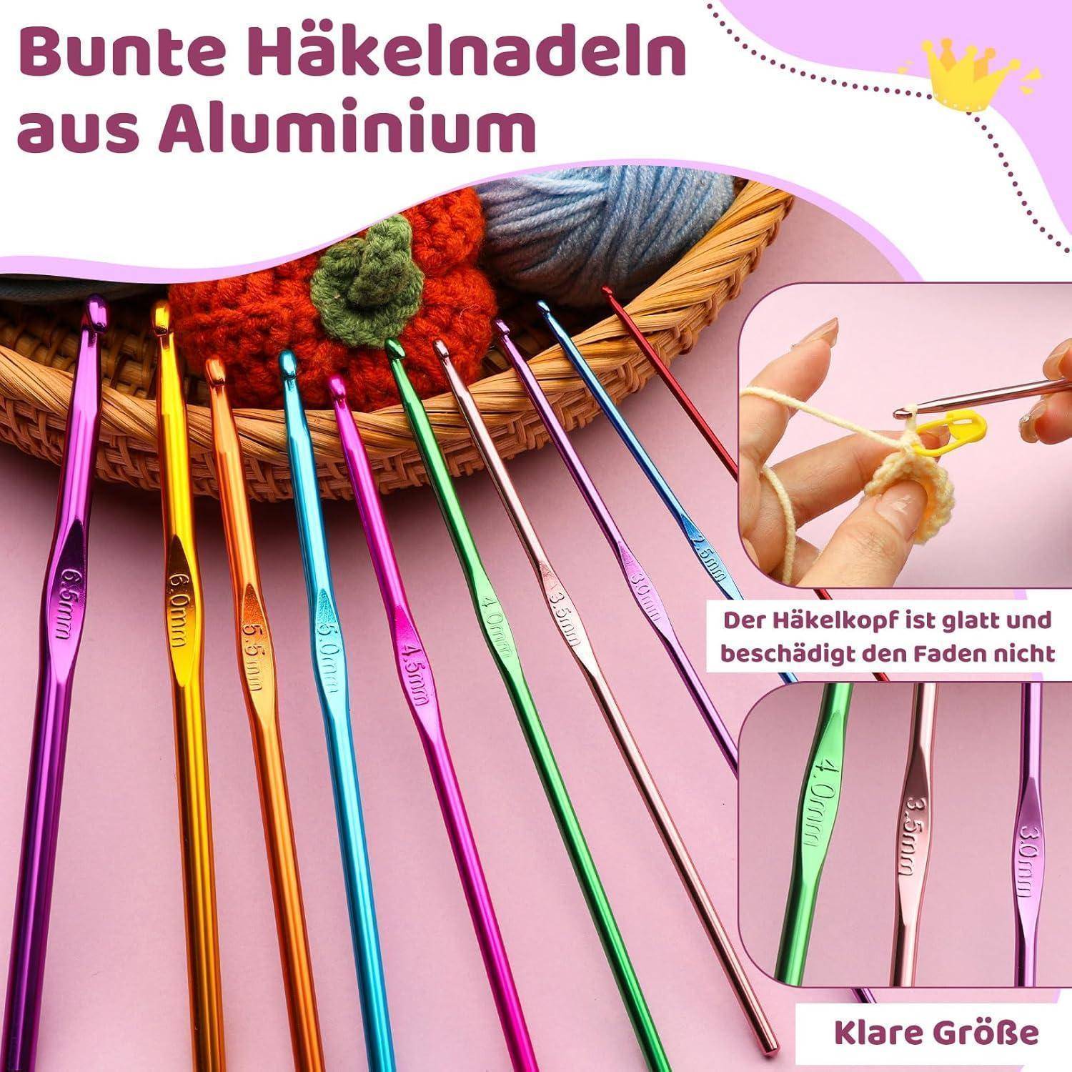Bunte Aluminium-Häkelnadeln mit Garn. Text auf Deutsch bewirbt glatte, nicht beschädigende Nadelköpfe und eine präzise Größenangabe.