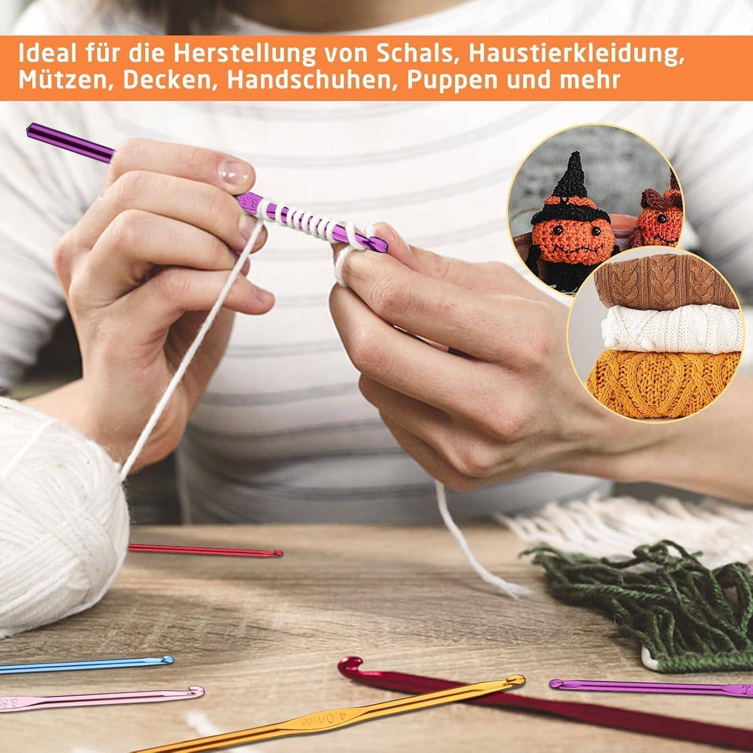 Eine Person häkelt mit einem violetten Häkelnadel und weißem Garn. Der Text oben hebt die Eignung des Garns für die Herstellung verschiedener Artikel hervor.
