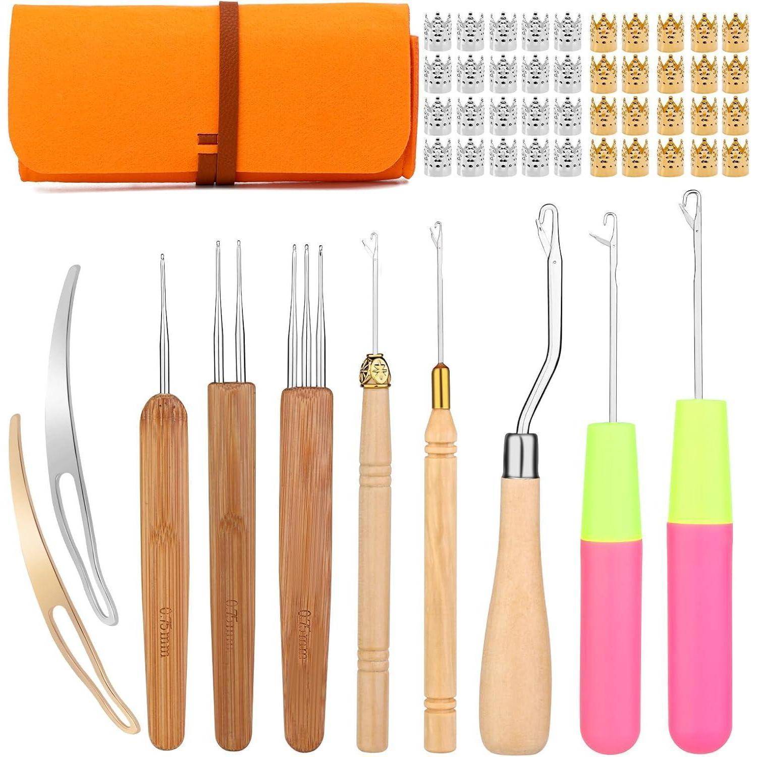 Häkelnadel-Set mit verschiedenen Größen und Griffen, eine orangefarbene Tasche und kleine Metallcharms in Bärenform, ordentlich angeordnet.