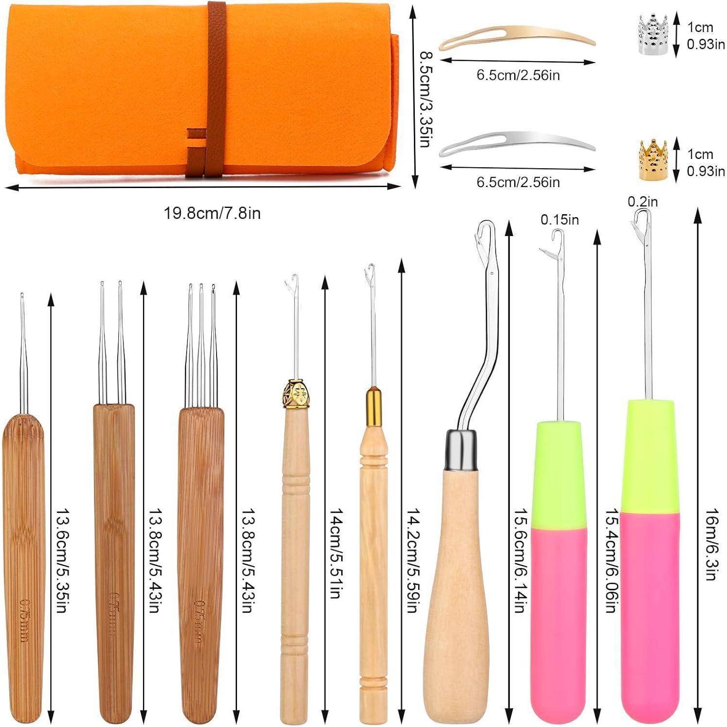 Set Häkelnadeln mit Holz- und bunten Griffen in verschiedenen Größen beschriftet. Enthält Lineal, Maschenmarkierer und eine orangefarbene Tasche.