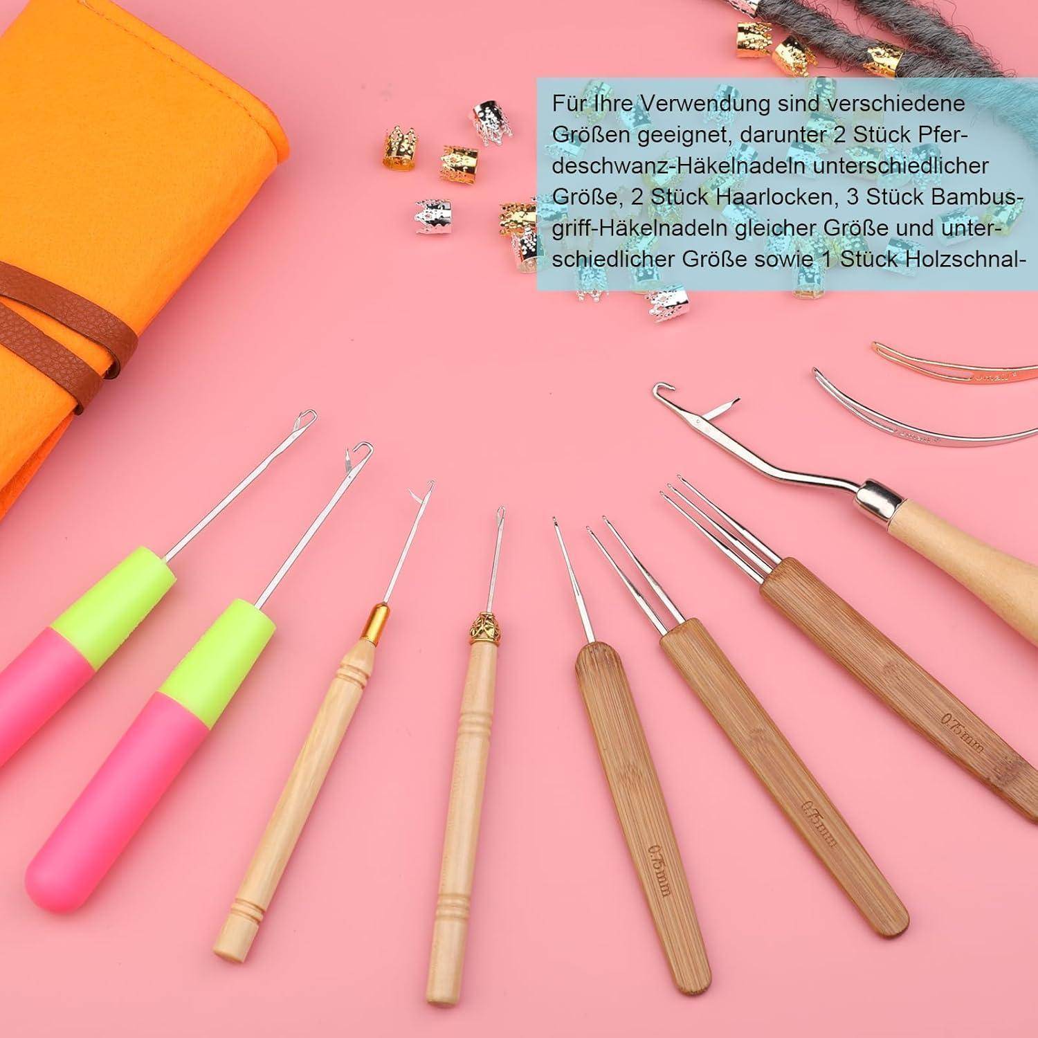 Verschiedene Häkelnadeln und Strickwerkzeuge sind auf einer rosa Oberfläche ausgelegt, zusammen mit dekorativen Perlen und einem orangefarbenen Beutel. Der deutsche Text beschreibt die Werkzeuge.