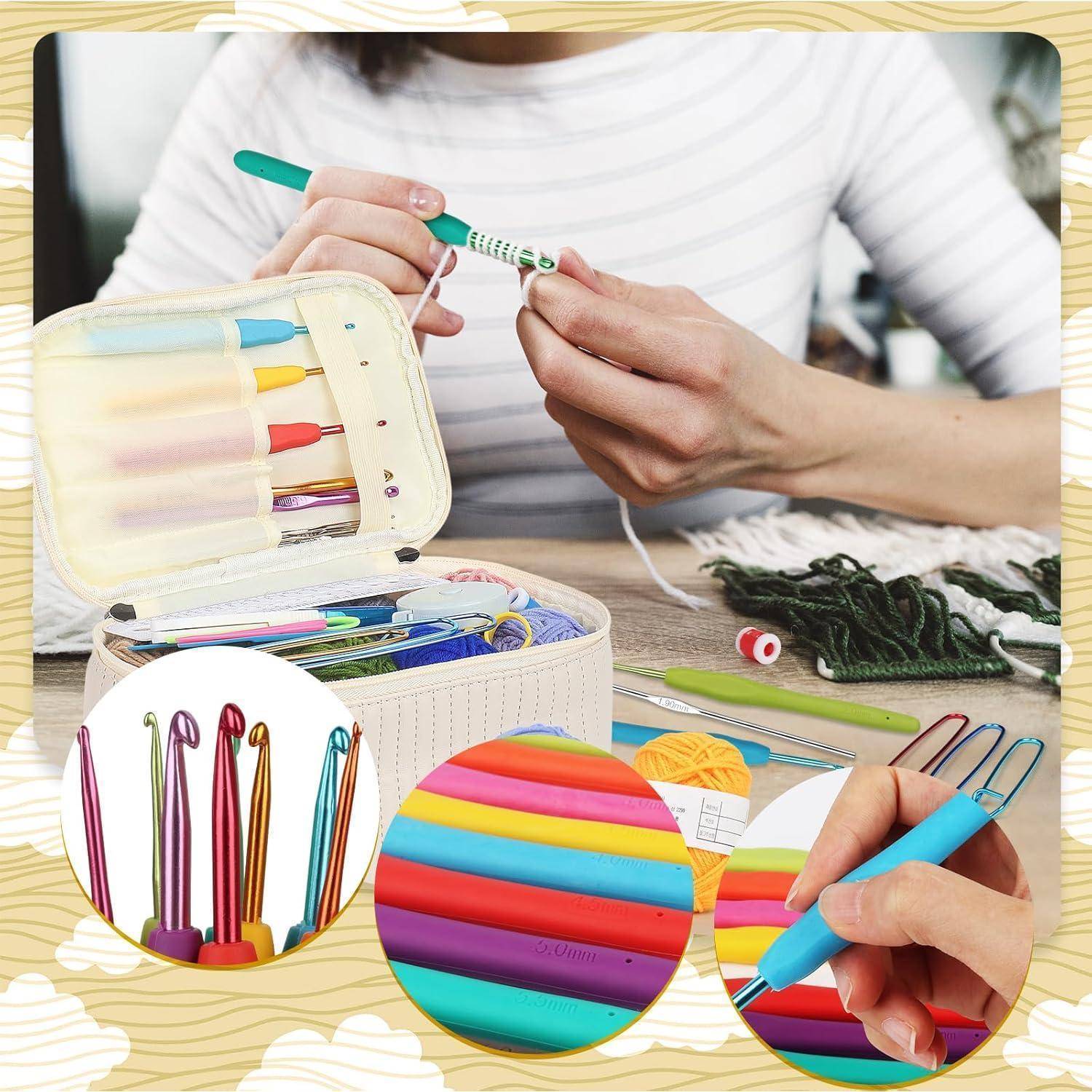 Person beim Häkeln, eine türkisfarbene Häkelnadel haltend, mit einem geöffneten Etui, das verschiedene bunte Häkelnadeln und Werkzeuge auf einem Tisch zeigt.