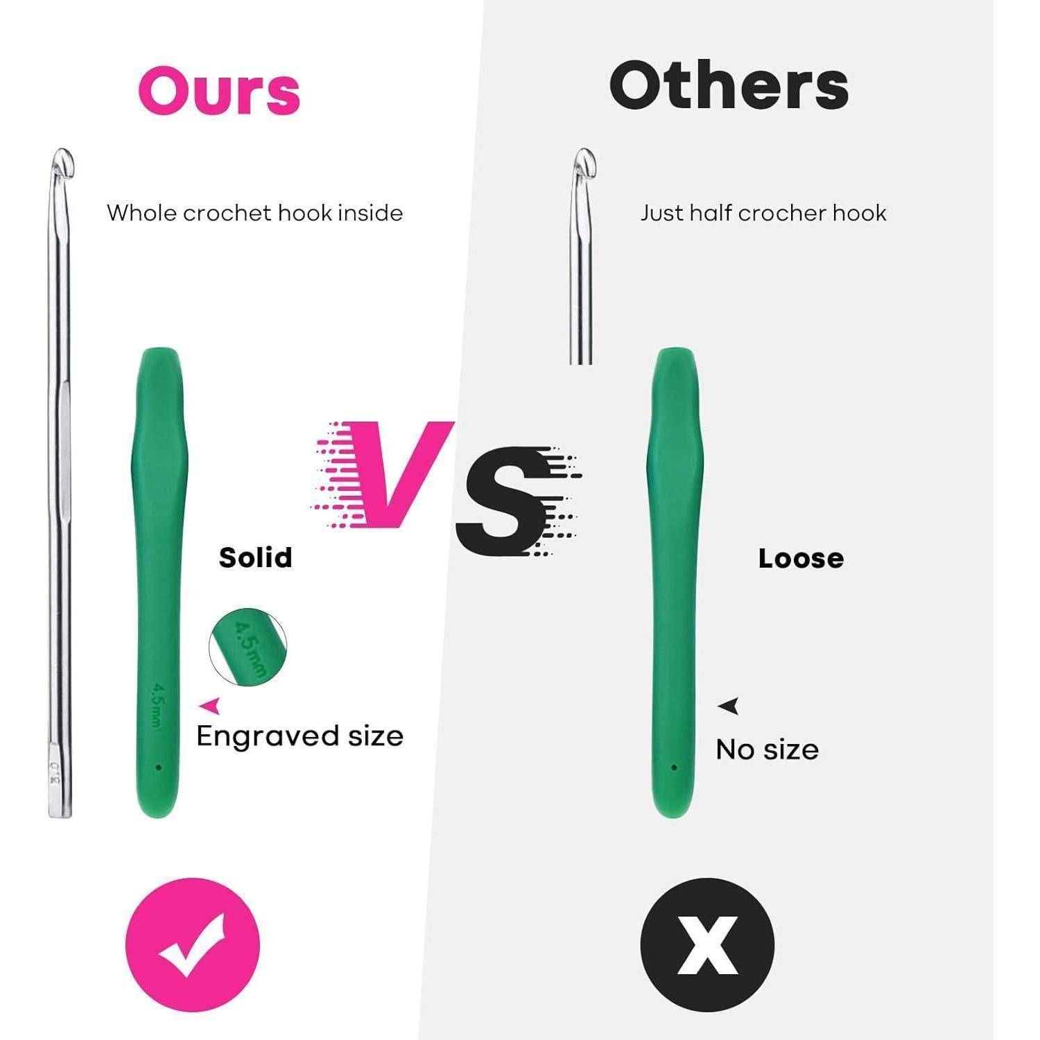 Häkelnadel-Vergleich, der ‚Unsere' mit einem vollständigen, massiven, gravierten Größengriff im Vergleich zu ‚Anderen' mit einer halben, lockeren, ohne Größenangabe zeigt.