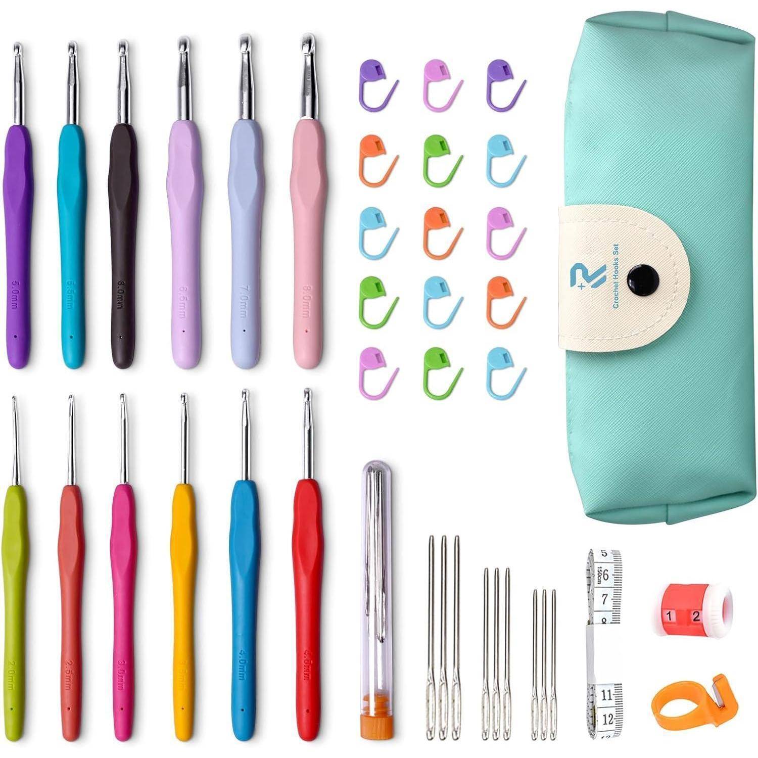 Häkelset mit mehrfarbigen Häkeln, Maschenmarkierern, Nadeln, Maßband und petrolblauer Aufbewahrungstasche.