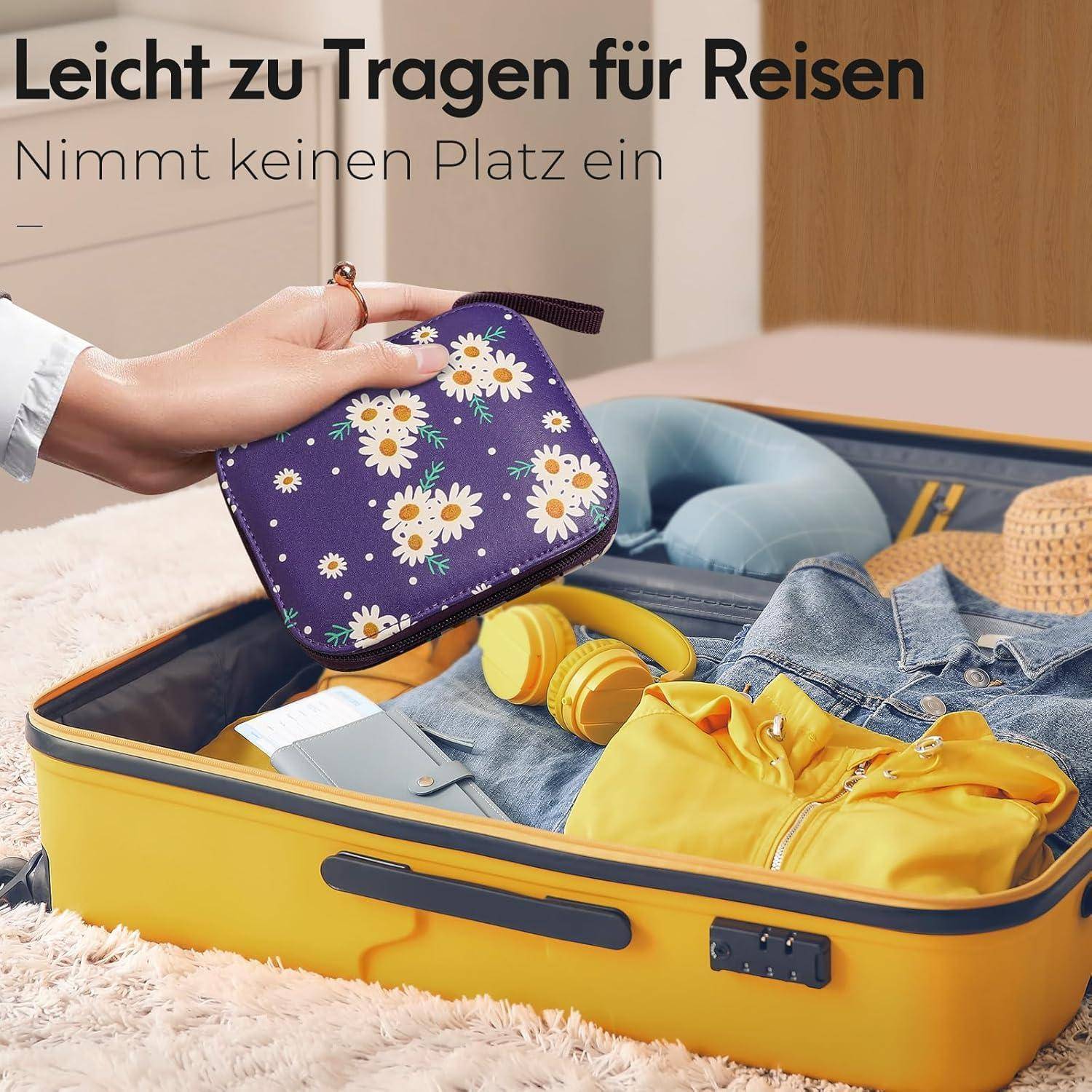 Eine Hand packt einen blumengemusterten Beutel in einen offenen gelben Koffer, der Kleidung und Reiseutensilien enthält. Deutscher Text erwähnt 'leicht zu tragen für Reisen'.