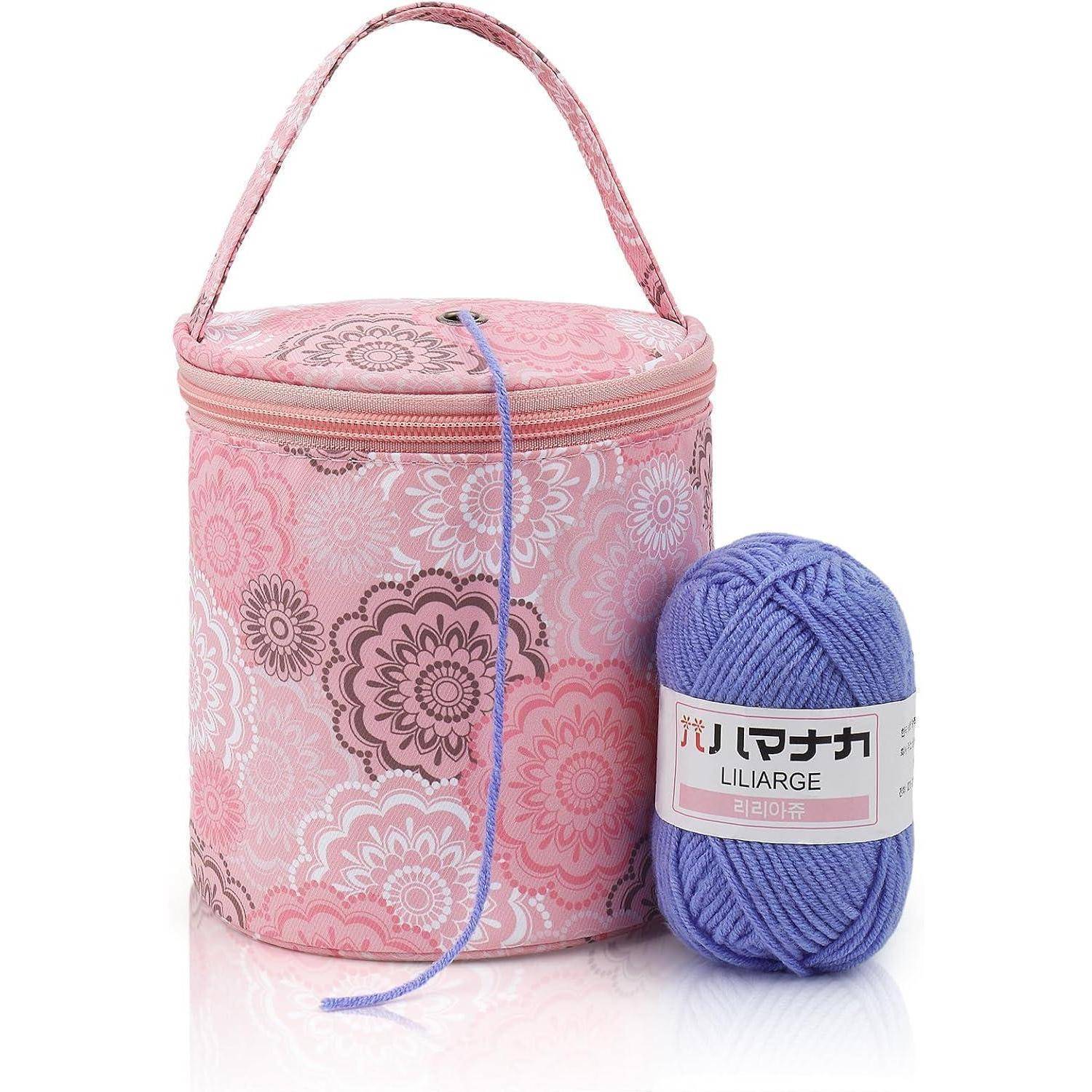 Eine rosa-gemusterte Tasche mit Henkel liegt neben einem Wollknäuel in Lila, das mit 'LILIARGE' beschriftet ist. Die blaue Kordelzugöffnung der Tasche ist leicht geöffnet.