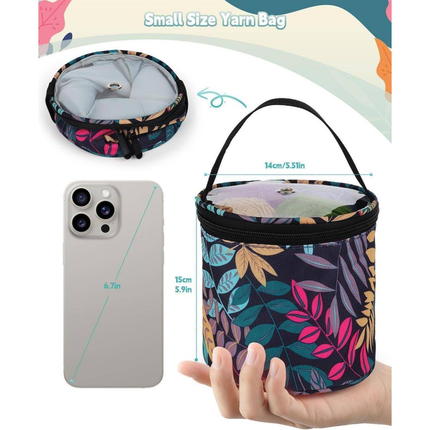 Eine farbenfroh gemusterte kleine Umhängetasche aus Garn mit Blumenmuster wird offen und geschlossen gezeigt, nebenbei ein Smartphone zur Größenvergleich.