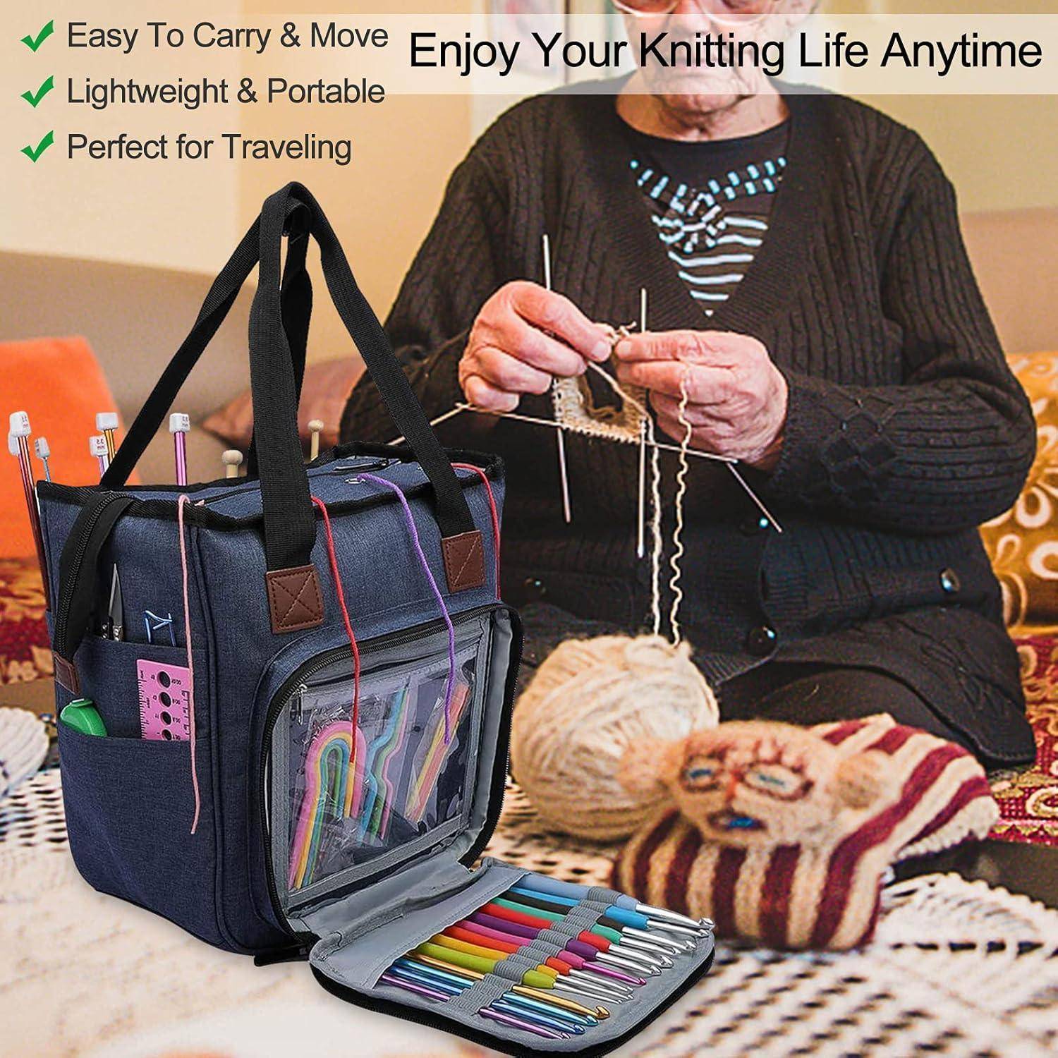 Eine Person, die auf einem Sofa strickt, mit einem Strickgarn-Aufbewahrungsbeutel in der Nähe. Text lautet: 'Leicht zu tragen & zu bewegen, Leichtgewichtig & Portabel, Perfekt für Reisen. Genießen Sie Ihr Strickleben jederzeit.