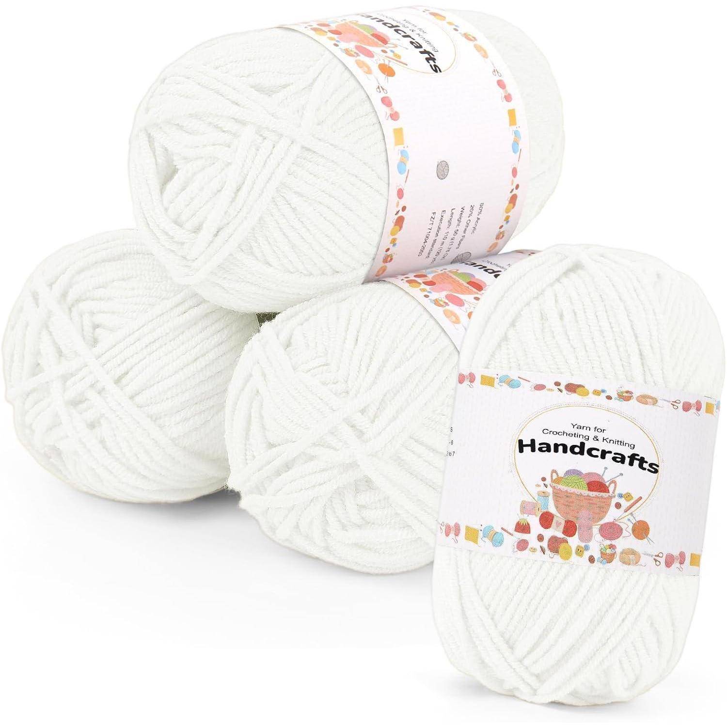 Drei Knäuel weißes Garn, die übereinander gestapelt sind, mit der Beschriftung 'HandCrafts'. Geeignet für Häkel- und Strickprojekte.