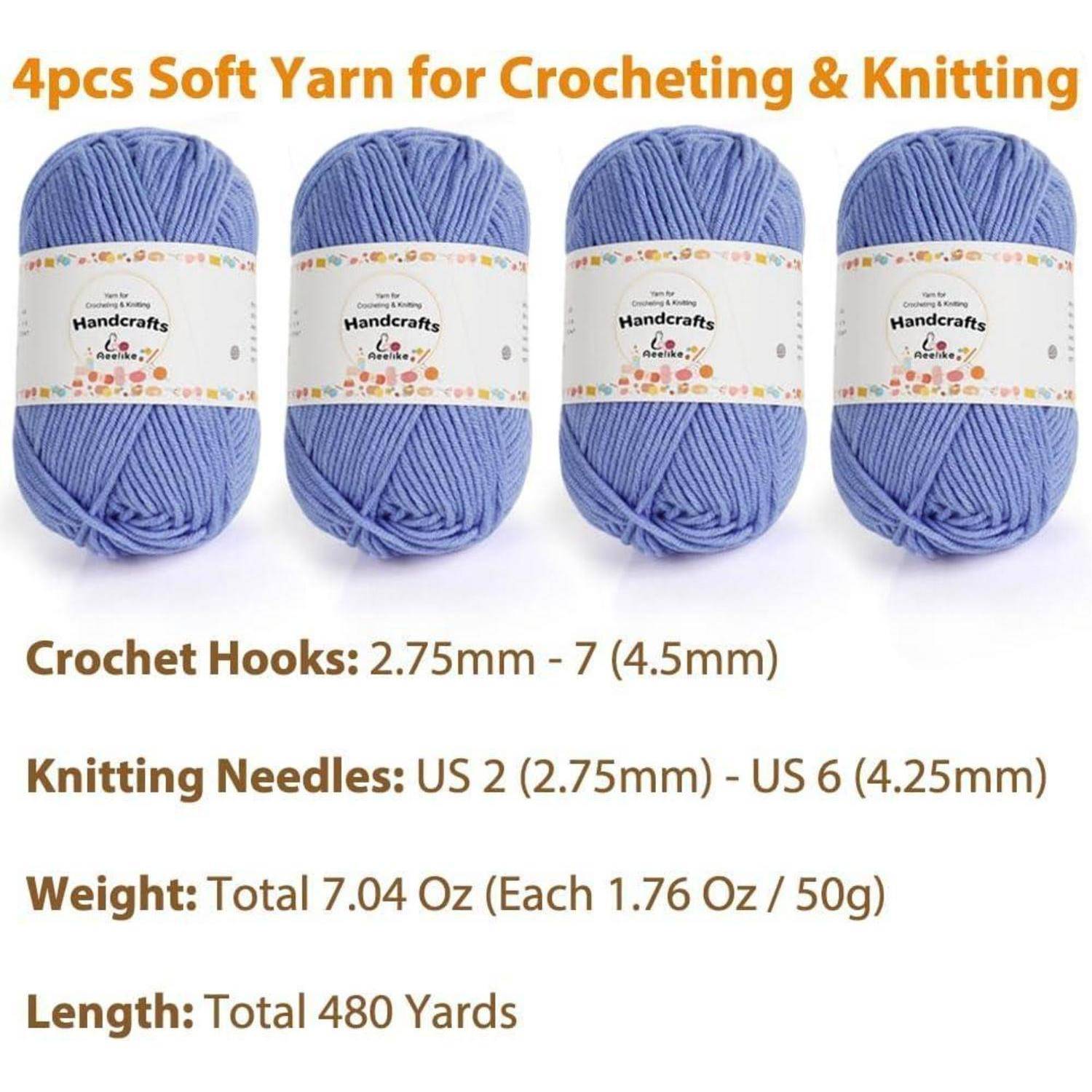 Vier Stränge weiches blaues Garn, gekennzeichnet für Häkeln und Stricken, mit Angaben zu Häkelnadel- und Stricknaddelgrößen, Gewicht und Länge.