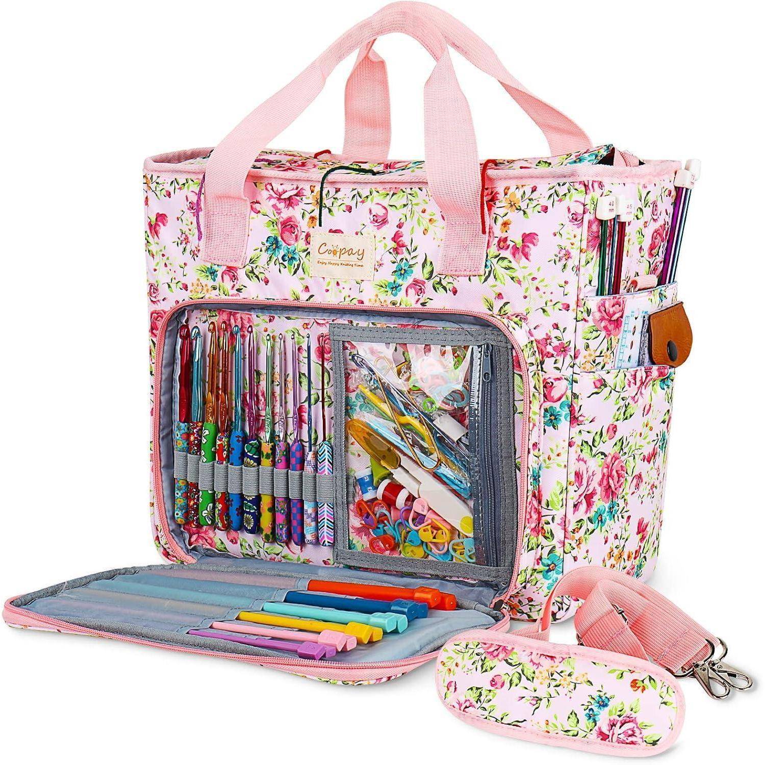 Tragetasche aus Leinwand mit Blumenmuster und offener Tasche, bestückt mit bunten Stiften, Markern und Künstlerzubehör. Inklusive passender kleiner Tasche.