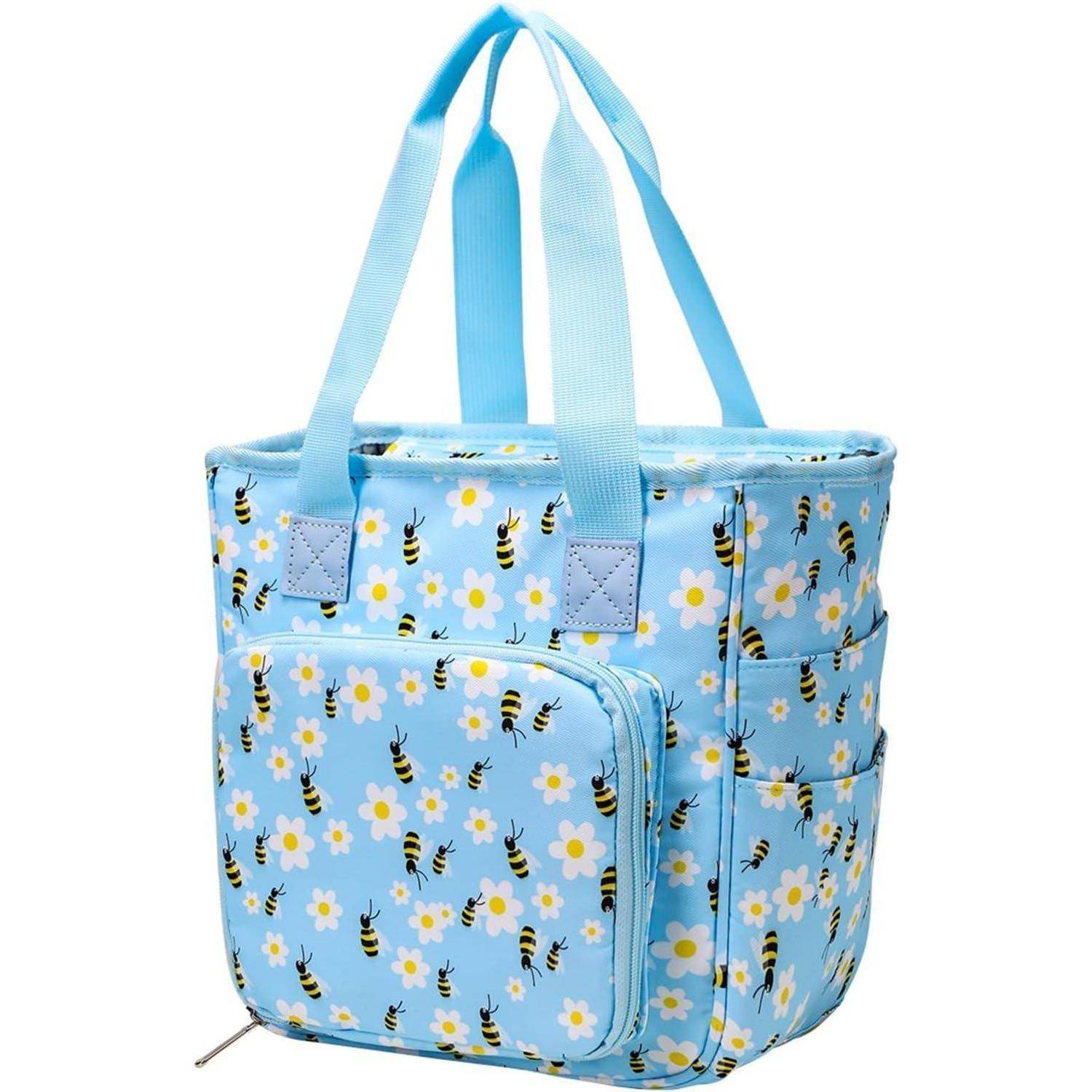 Eine hellblaue isolierte Tasche mit gelben Griffen, verziert mit einem Muster aus Bienen und weißen Blumen.