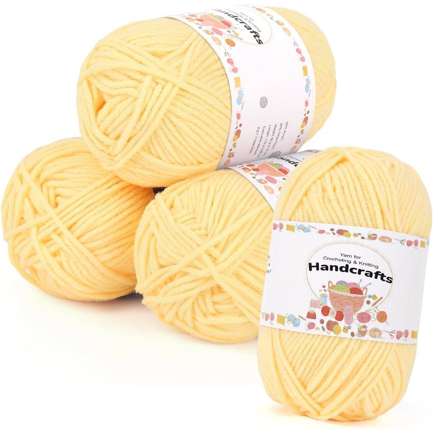 Drei Knäuel weiches gelbes Garn mit der Aufschrift 'HandCrafts', übereinander gestapelt. Ideal für Häkel- und Strickprojekte.