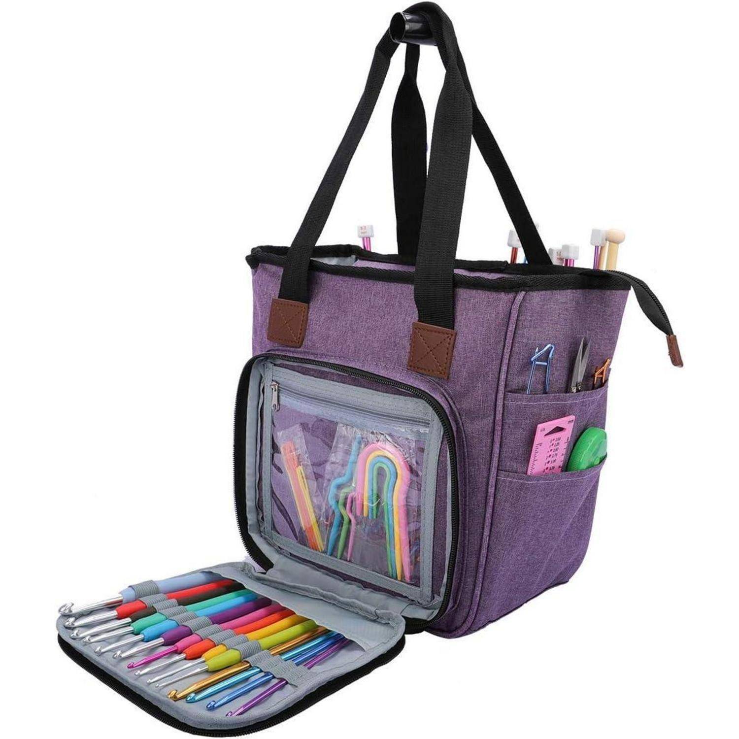 Eine lila Handarbeitstasche mit mehreren Fächern, in der bunte Häkelnadeln in einem offenen Reißverschlussfach und verschiedene Werkzeuge in Seitentaschen zu sehen sind.