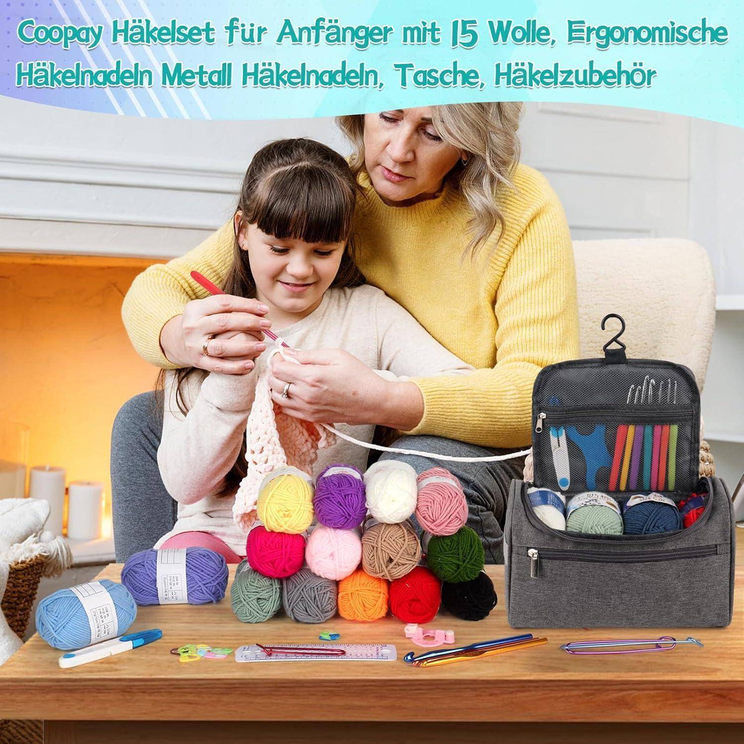 Eine Frau bringt einem Mädchen das Häkeln mit bunten Garnfarben bei. Eine Häkelausrüstung mit Wolle und Zubehör liegt in der Nähe.