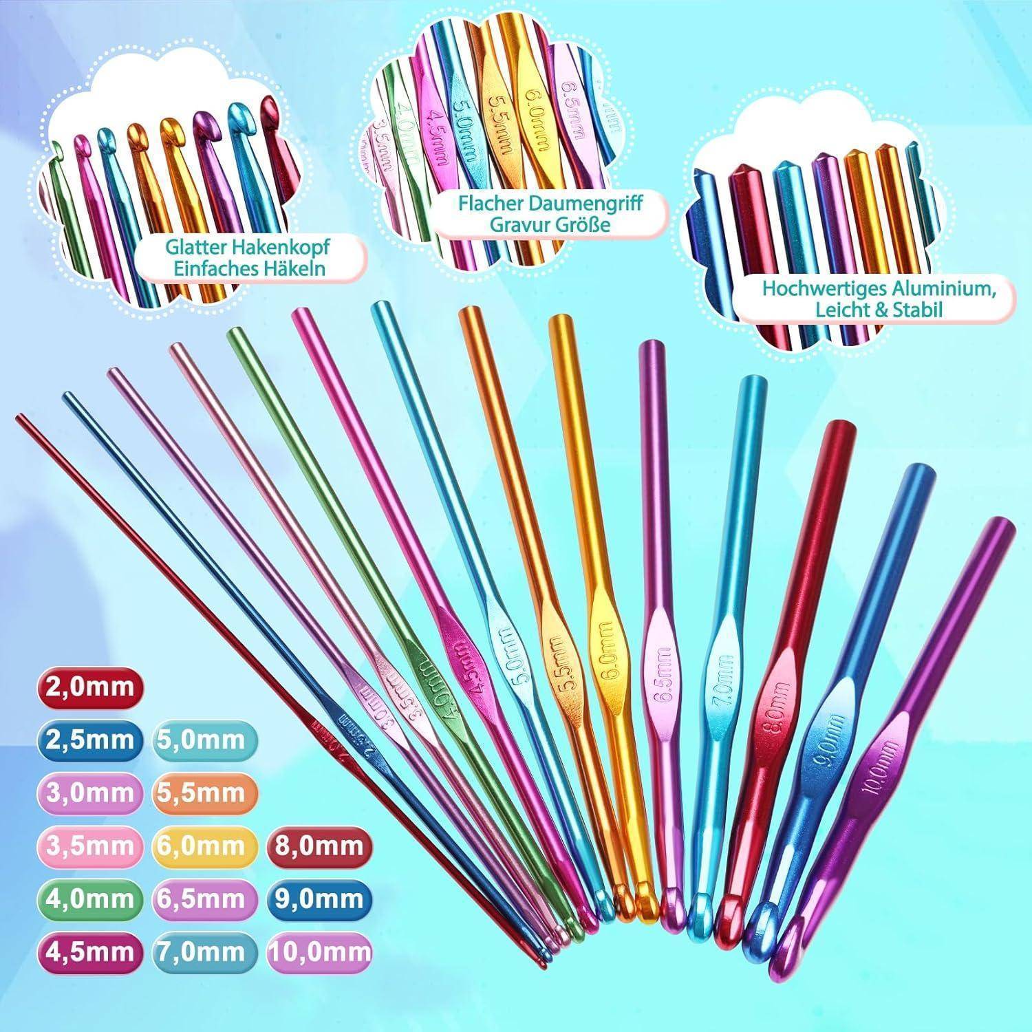 Verschiedene farbenfrohe Häkelnadeln ausgelegt mit Größen von 2,0 mm bis 10,0 mm. Der Text betont die glatten Köpfe und das ergonomische Design.