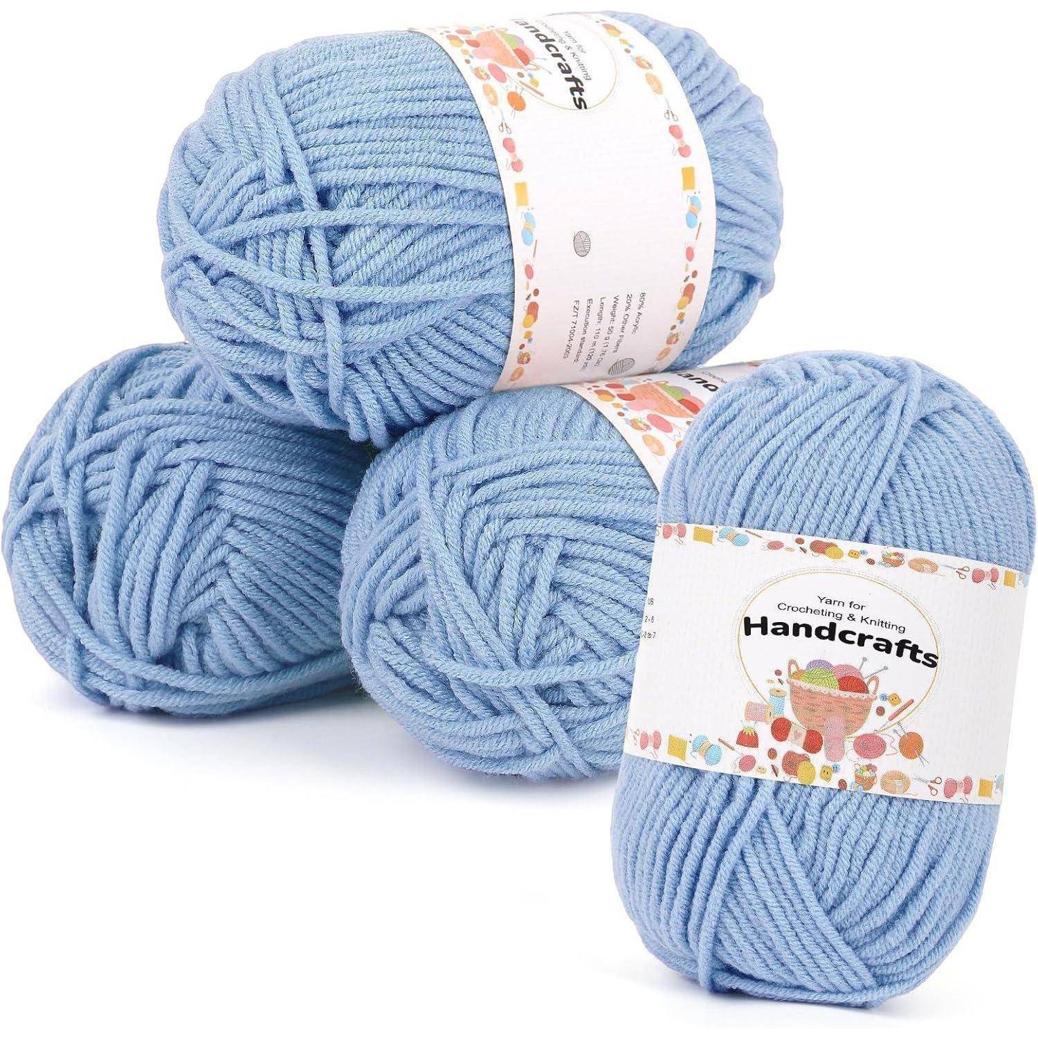Vier Knäuel hellblaues Garn mit der Bezeichnung 'Handarbeiten', geeignet für Häkel- und Strickprojekte.