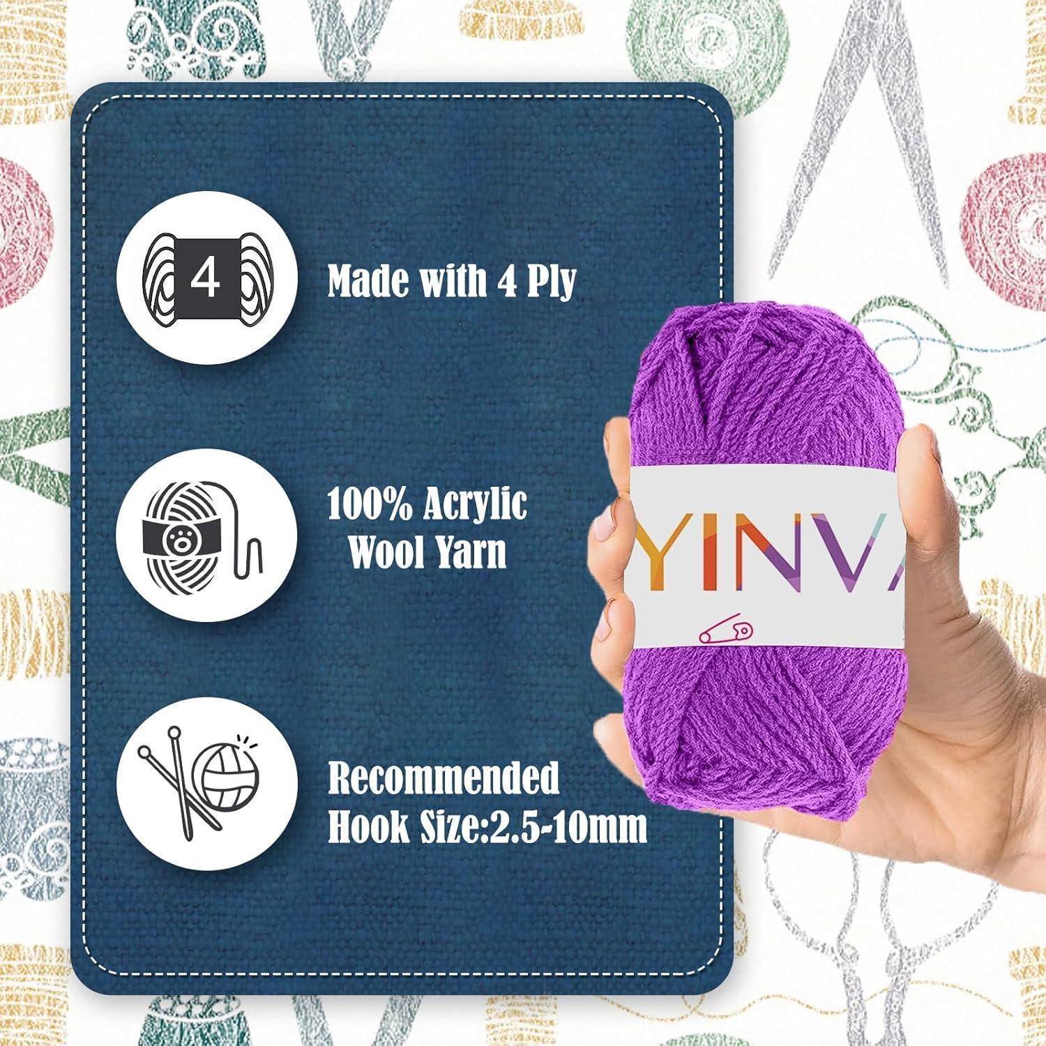 Eine Hand hält eine Knauel lila Garn mit der Aufschrift 'Yinva'. Text links daneben besagt: '4-fädig', '100% Acryl-Wolle-Garn', 'Empfohlene Häkelnaddelgröße: 2,5-10 mm'.