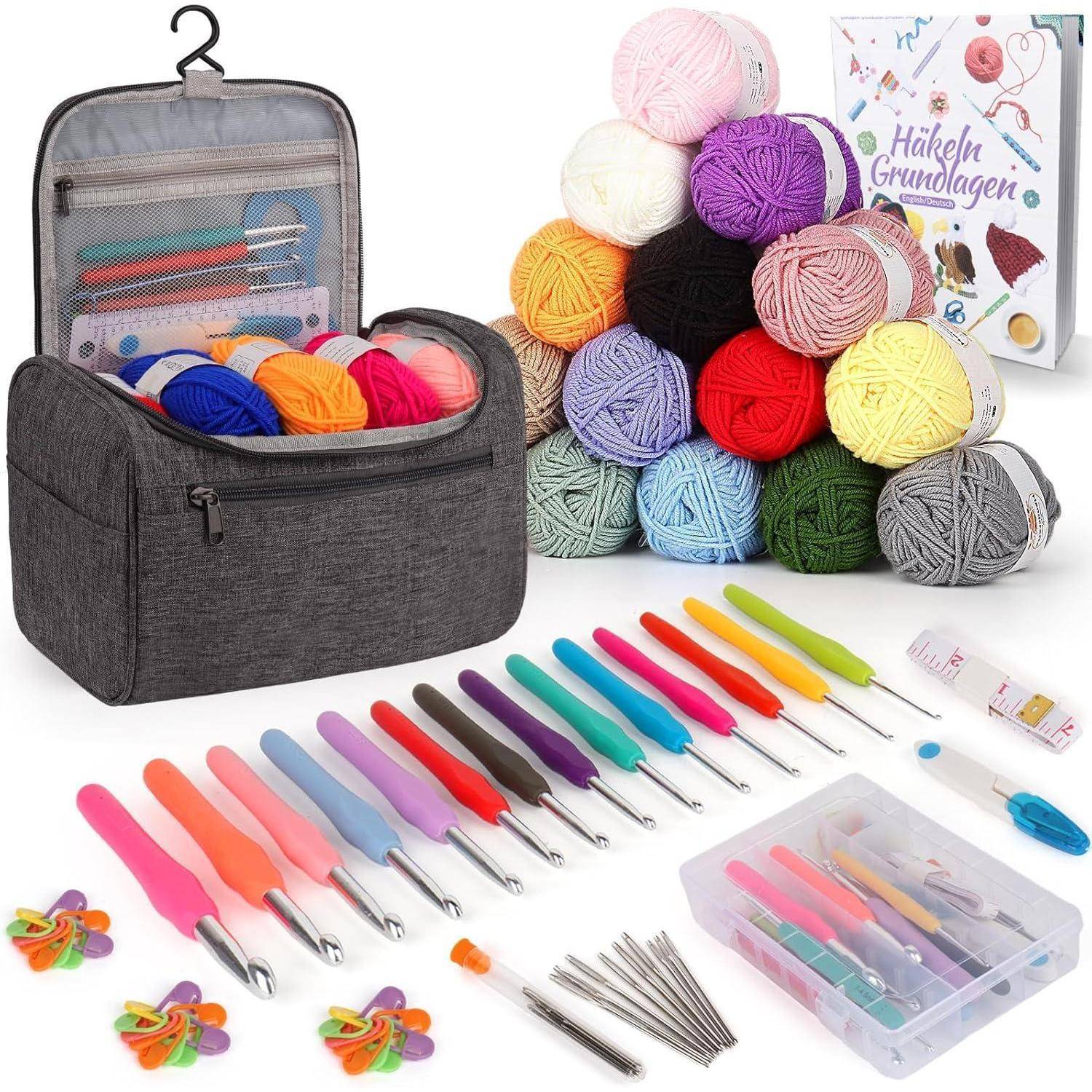 Set zum Häkeln mit verschiedenfarbigen Garnbällen, Häkelnadeln, Nadeln, Aufbewahrungskoffer und einem Buch mit dem Titel 