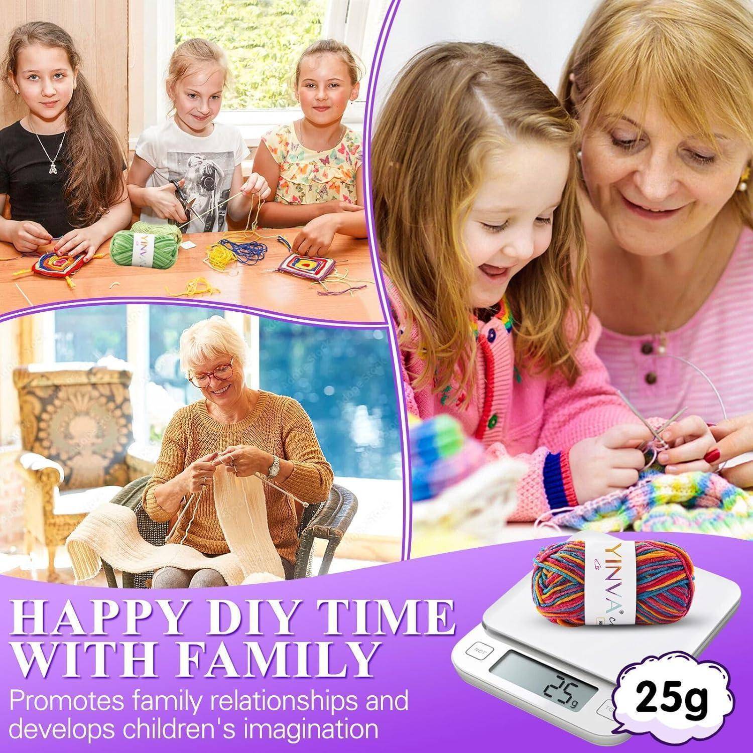Familie genießt gemeinsames Stricken und Häkeln; Slogan lautet ‚Fröhliche DIY-Zeit mit der Familie'. Bild zeigt 25g Wollknäuel.