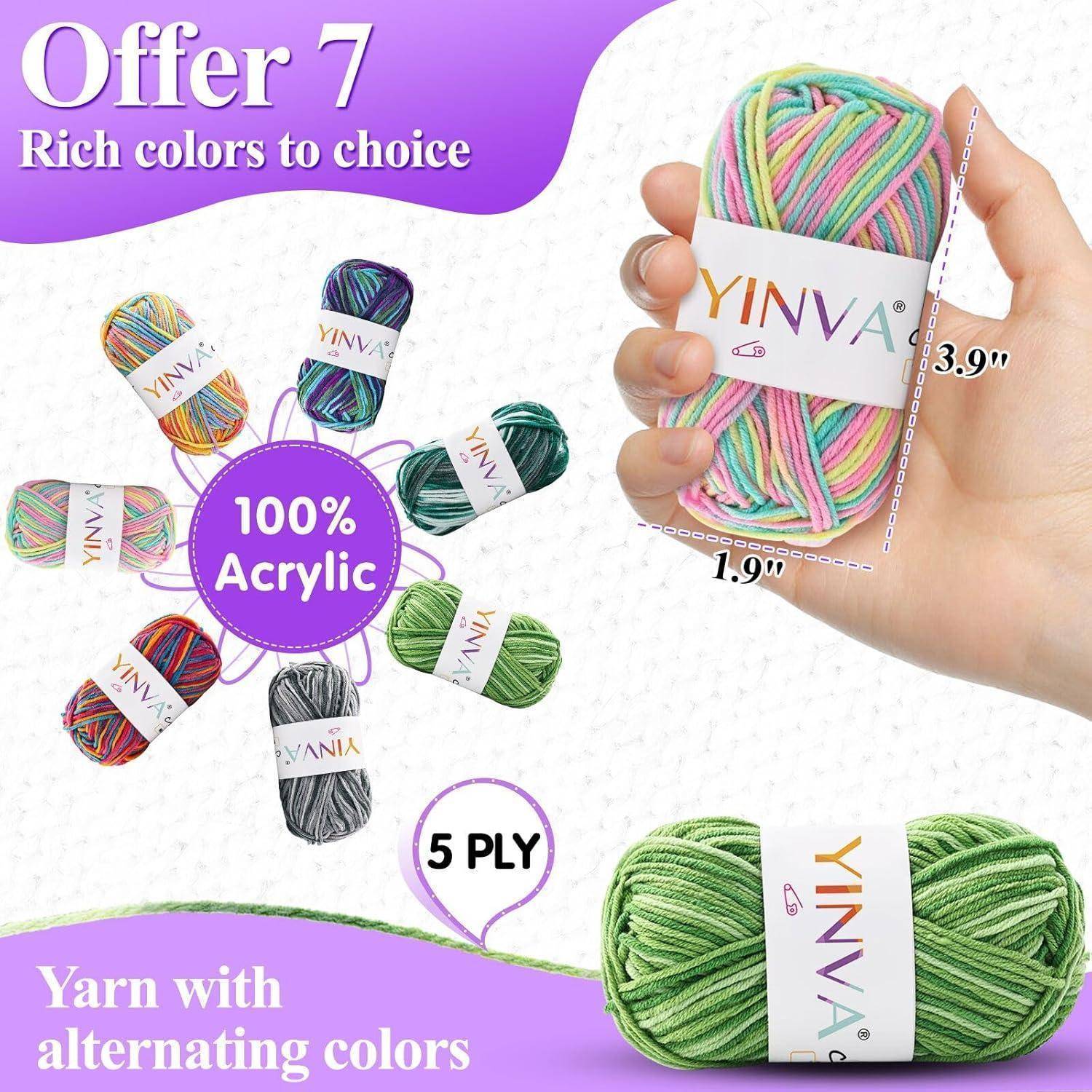 Eine Hand hält bunte 'YINVA' Wolle, mit dem Etikett '100% Acryl', in den Abmessungen 9,9 cm x 4,8 cm. Enthält Bilder von sieben Garnknäueln in verschiedenen Farben.