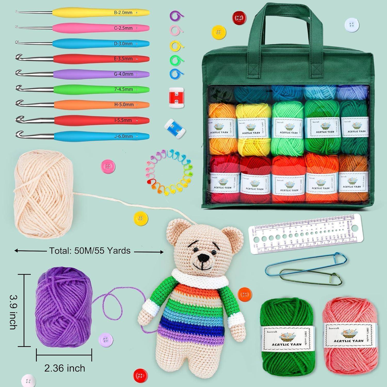 Häkel-Set mit bunten Garn, Häkelnadeln nach Größe beschriftet, Teddybär, Messwerkzeugen und Zubehör, auf einer flachen hellblauen Oberfläche angeordnet.