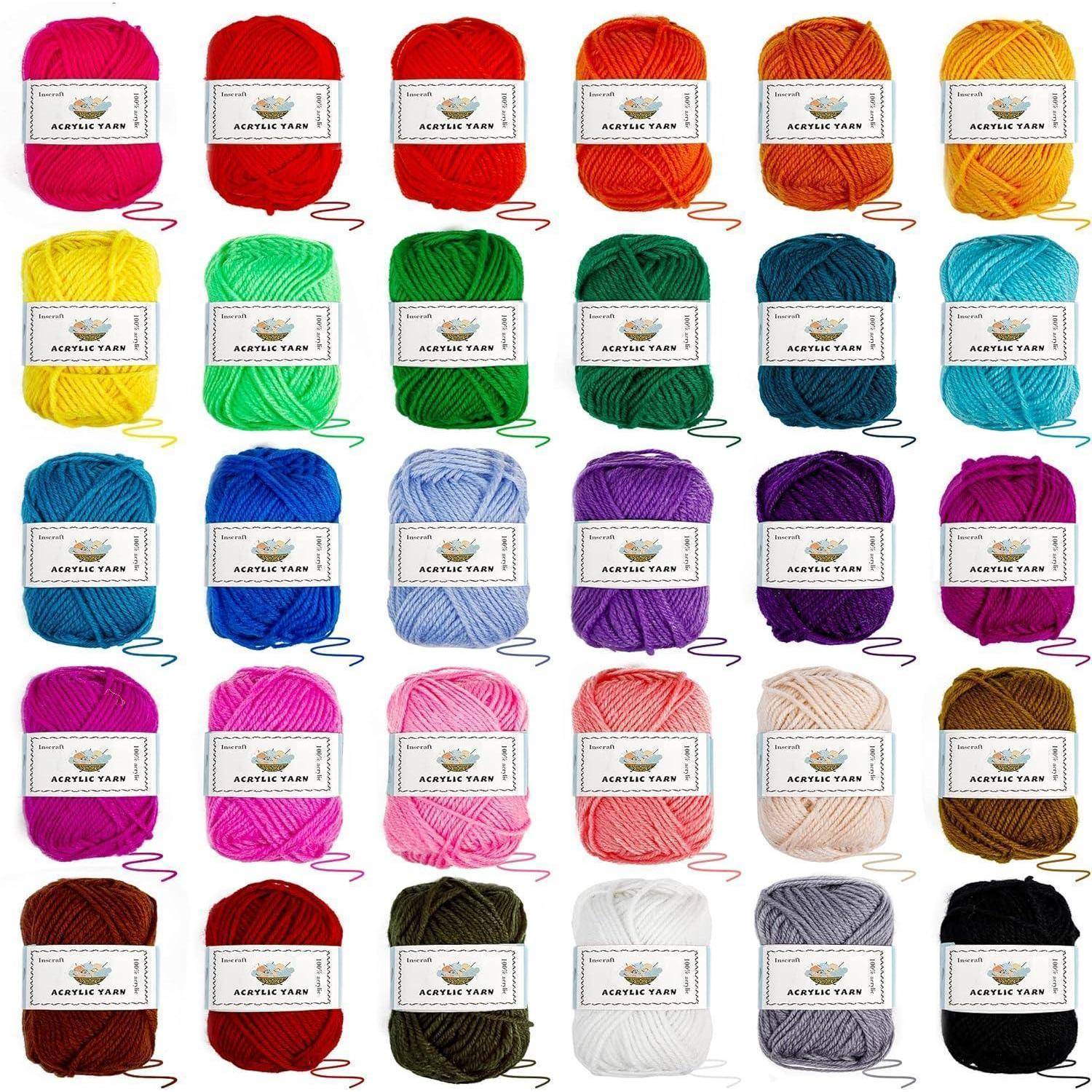 Ein Raster aus 25 Wollknäueln in verschiedenen lebhaften Farben, jeweils mit der Beschriftung 