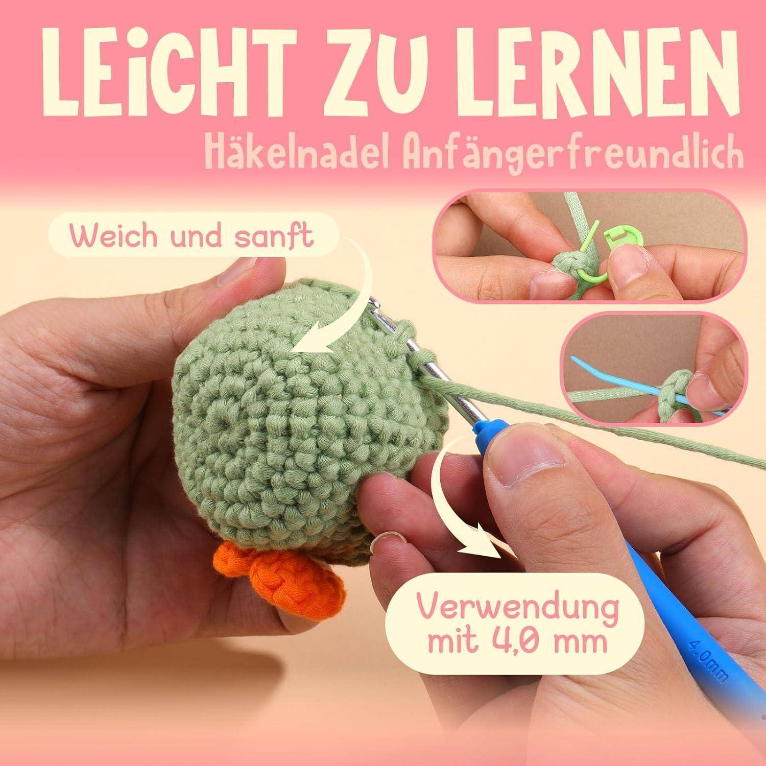 Hände beim Häkeln mit hellgrüner Wolle, die Weichheit 'Weich und sanft' und Leichtigkeit des Erlernens 'Leicht zu lernen' betonend.