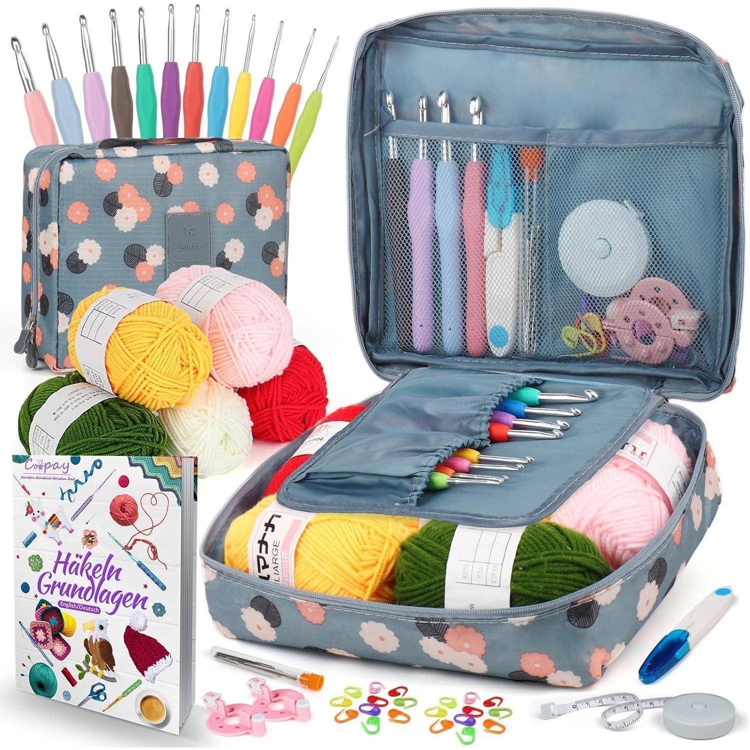 Häkelset mit bunten Häkelnadeln, Wollknäueln, Aufbewahrungstaschen, Anleitungsbuch, Maschenmarkierern und Schere, ideal für Handarbeitsvorhaben.