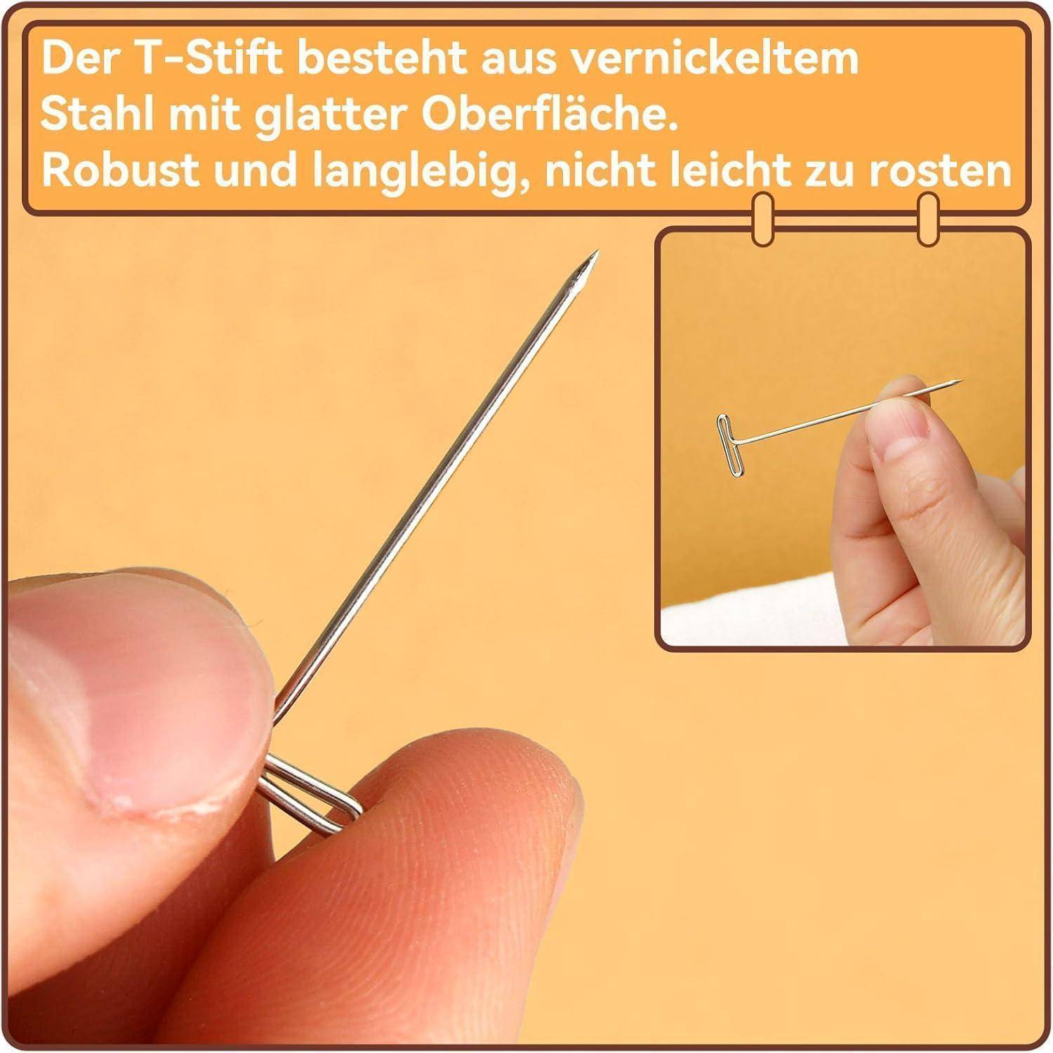Eine Nahaufnahme einer Hand, die einen glänzenden T-Pin mit glatter Oberfläche hält. Text lautet: „Der T-Pin ist aus vernickelte Stahl gefertigt. Langlebig und nicht leicht zu rosten.