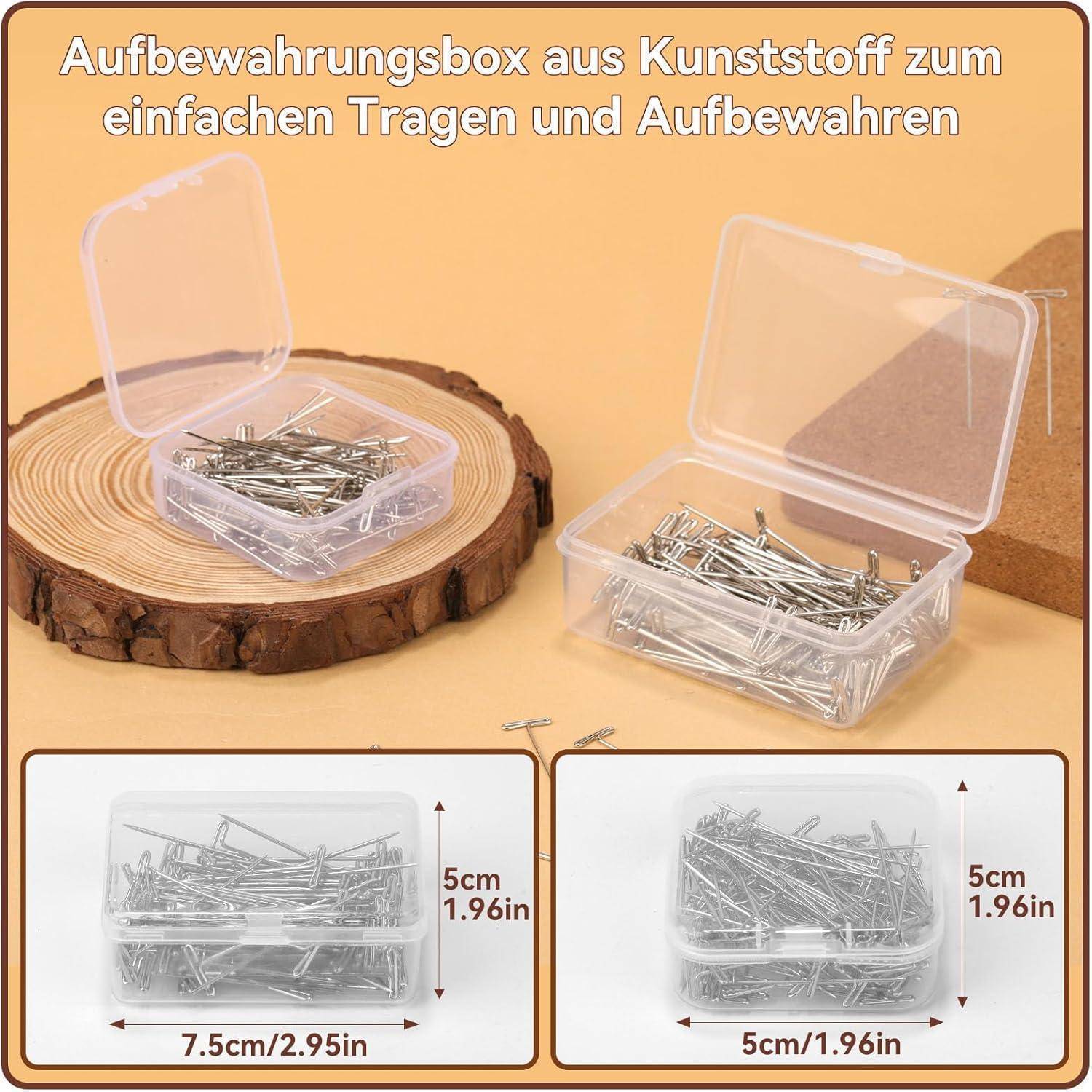 Eine Kunststoffaufbewahrungsbox gefüllt mit Metallstiften, neben einer offenen Box. Abmessungen sind 7,5 cm x 5 cm x 1,8 cm. Deutscher Text oben.
