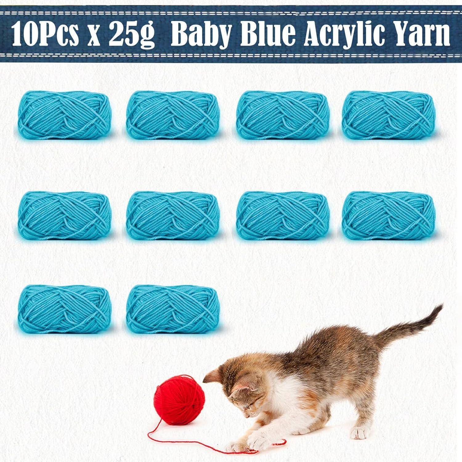 10 Stück x 25g Babyblau Acrylgarn-Pakete, ausgestellt über einer verspielten Katze, die sich in rotem Garn verfangen hat.