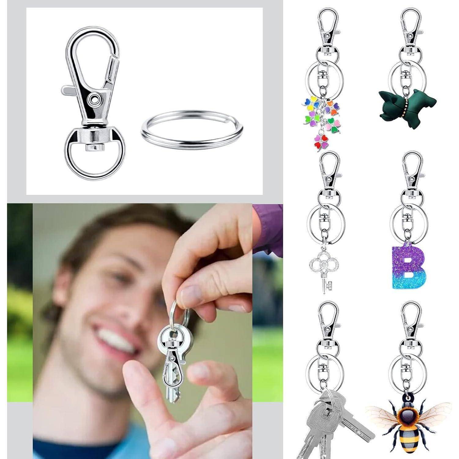 Eine Reihe von Schlüsselanhängern mit verschiedenen Designs, darunter Schmetterlinge, Blumen, den Buchstaben 'B' und eine Biene. Ein Mann lächelt, während er einen Schlüsselanhänger hält.