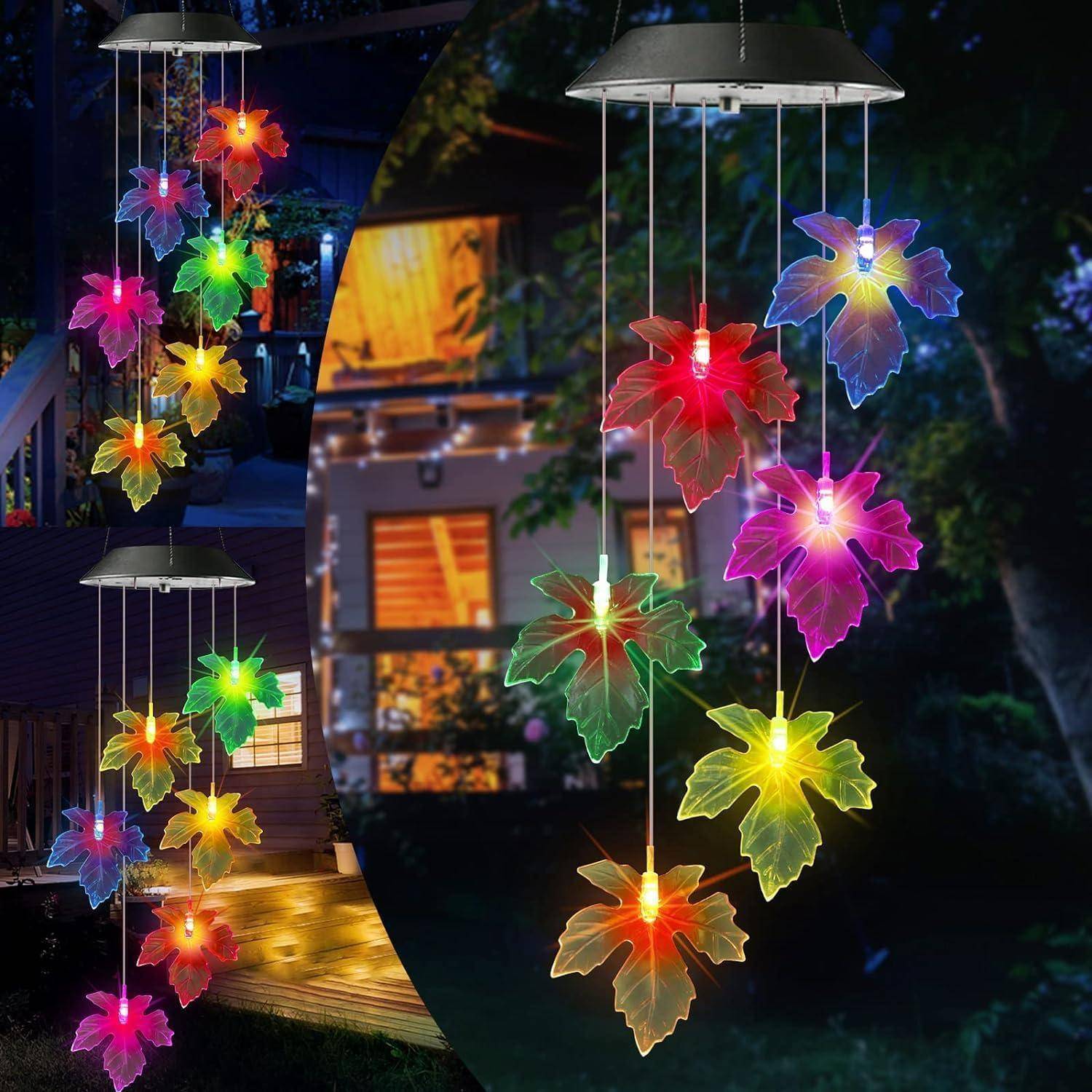 Bunte LED-Ahornblatt-Lichter hängen von einem Vordachdach und beleuchten den Bereich nachts mit lebendigen Farben. Ein gemütliches Haus ist im Hintergrund sichtbar.