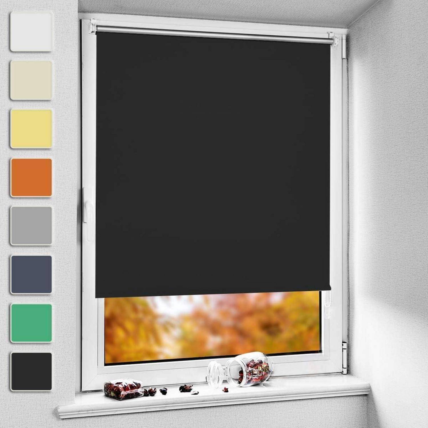 Ein Fenster mit einem teilweise heruntergelassenen schwarzen Rollo, der einen Blick auf Herbstblätter draußen freigibt. Farbmuster werden links angezeigt.