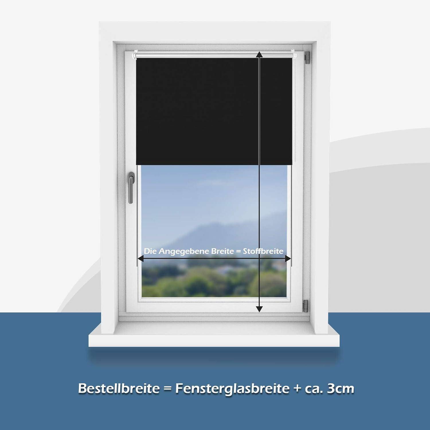 Ein Fenster mit einem schwarzen Rollo, das teilweise heruntergelassen ist. Texteinblendungen zeigen die Breiten- und Höhenmessungen des Rollos an.