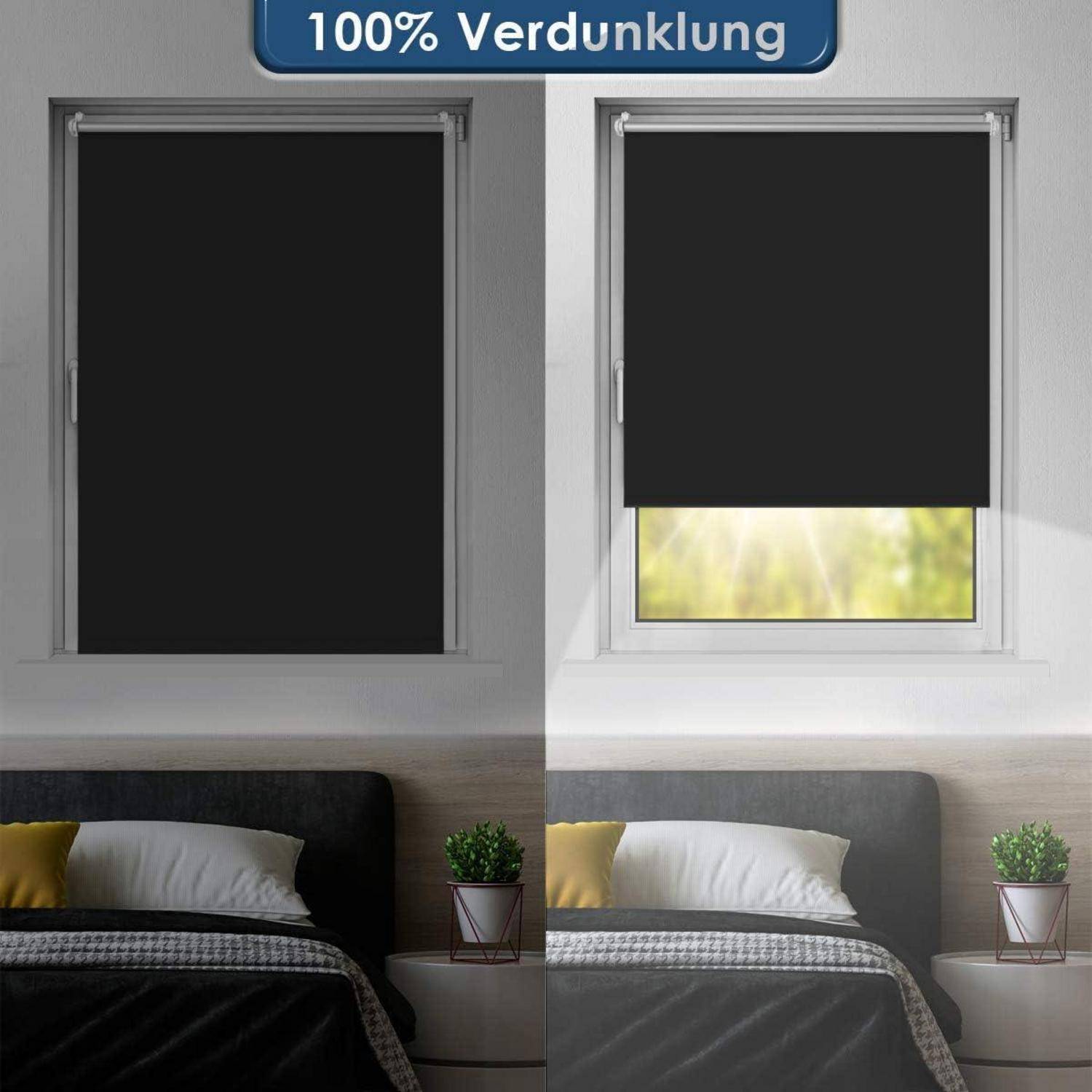 100% Verdunkelung' Text über zwei Fenstern; linkes Fenster vollständig verdunkelt, rechtes Fenster teilweise geöffnet. Darunter ein Bett mit Kissen und Pflanzen.