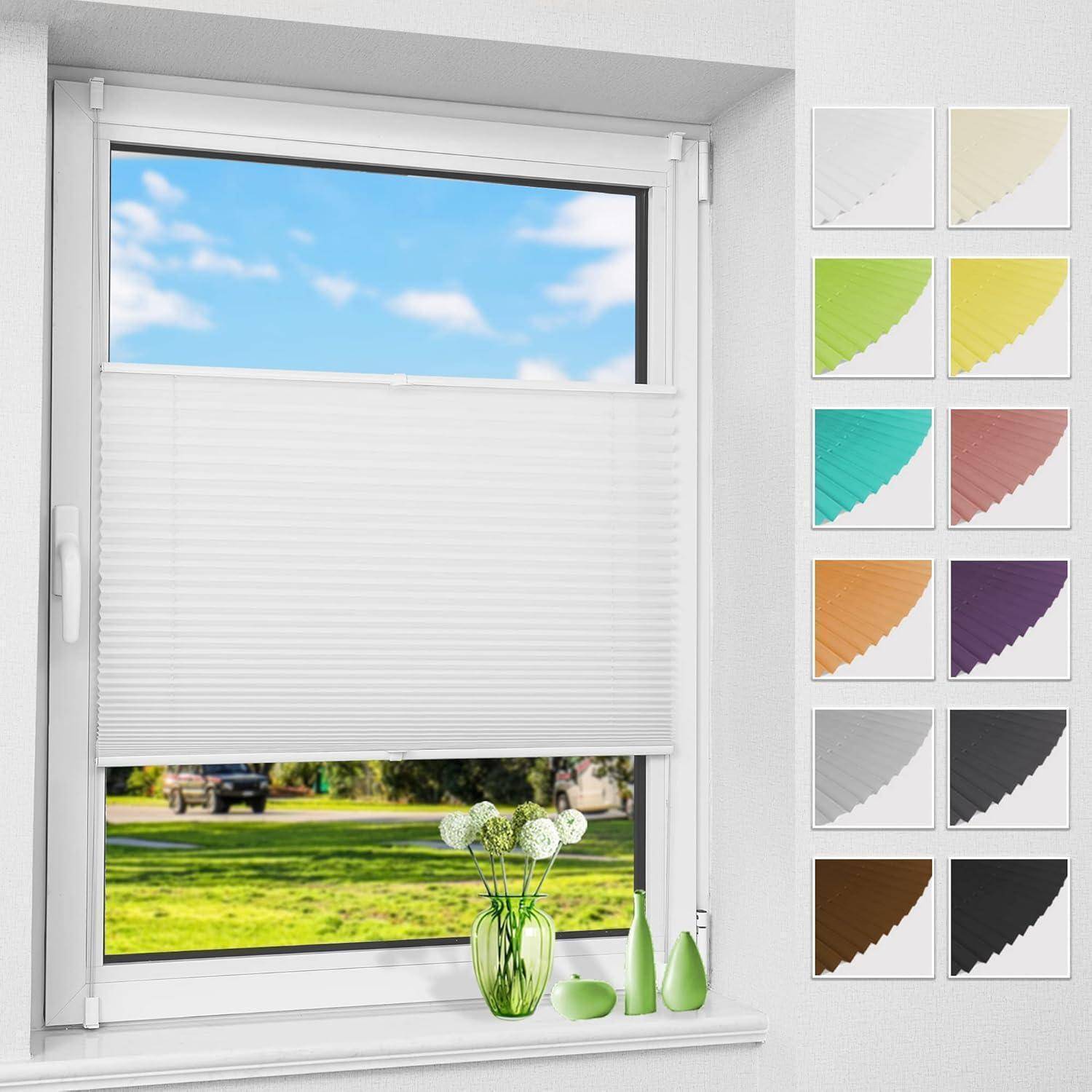 Ein Fenster mit einem halb hochgezogenen weißen Jalousie, hinter dem ein grüner Rasen und ein blauer Himmel zu sehen sind. Rechts werden Farbmuster von Jalousien präsentiert.