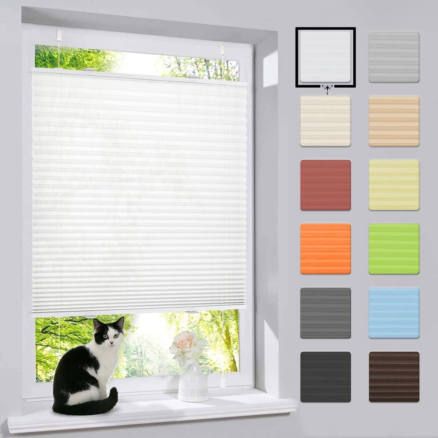 Eine Katze sitzt auf einem Fenstersims neben einer Vase mit Blumen. Das Fenster hat einen weiß teilweise heruntergelassenen Jalousie. Farbmuster von Jalousien sind sichtbar.