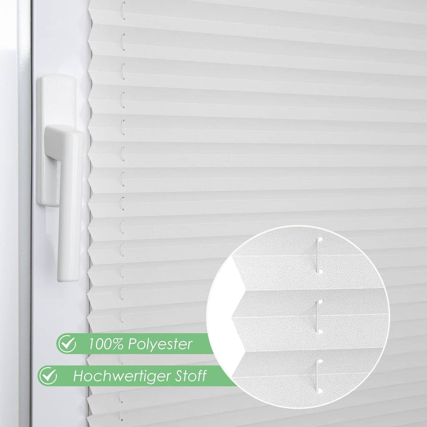 Nahaufnahme einer weißen Plissee-Jalousie an einem Fenster mit einem Griff. Eingesetztes Bild zeigt Materialdetail mit Text: 100% Polyester, Hochwertiger Stoff.