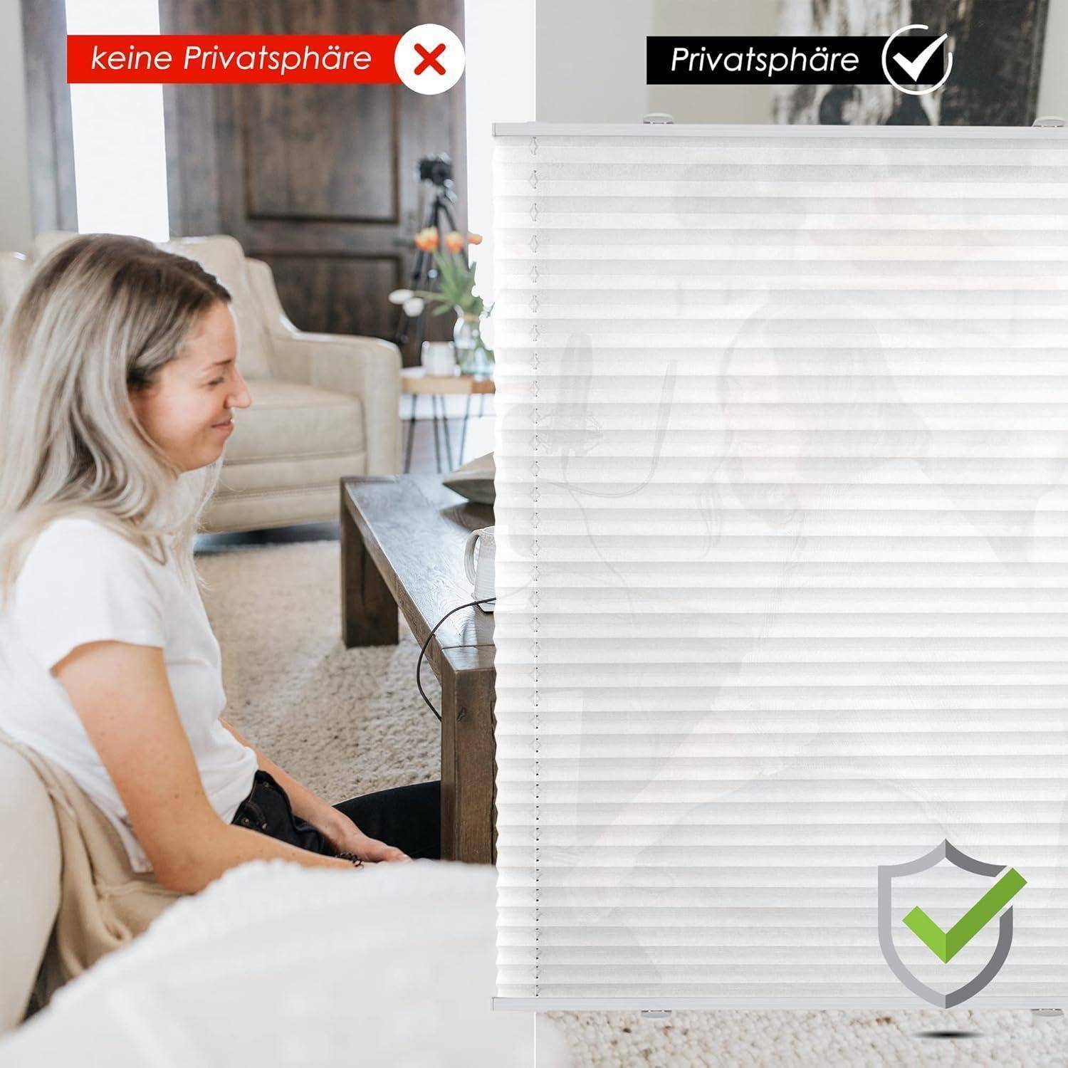 Das Bild zeigt eine Frau links ohne Privatsphäre. Rechts sorgt ein geschlossener Vorhang für Privatsphäre, was durch ein Häkchen gekennzeichnet ist.