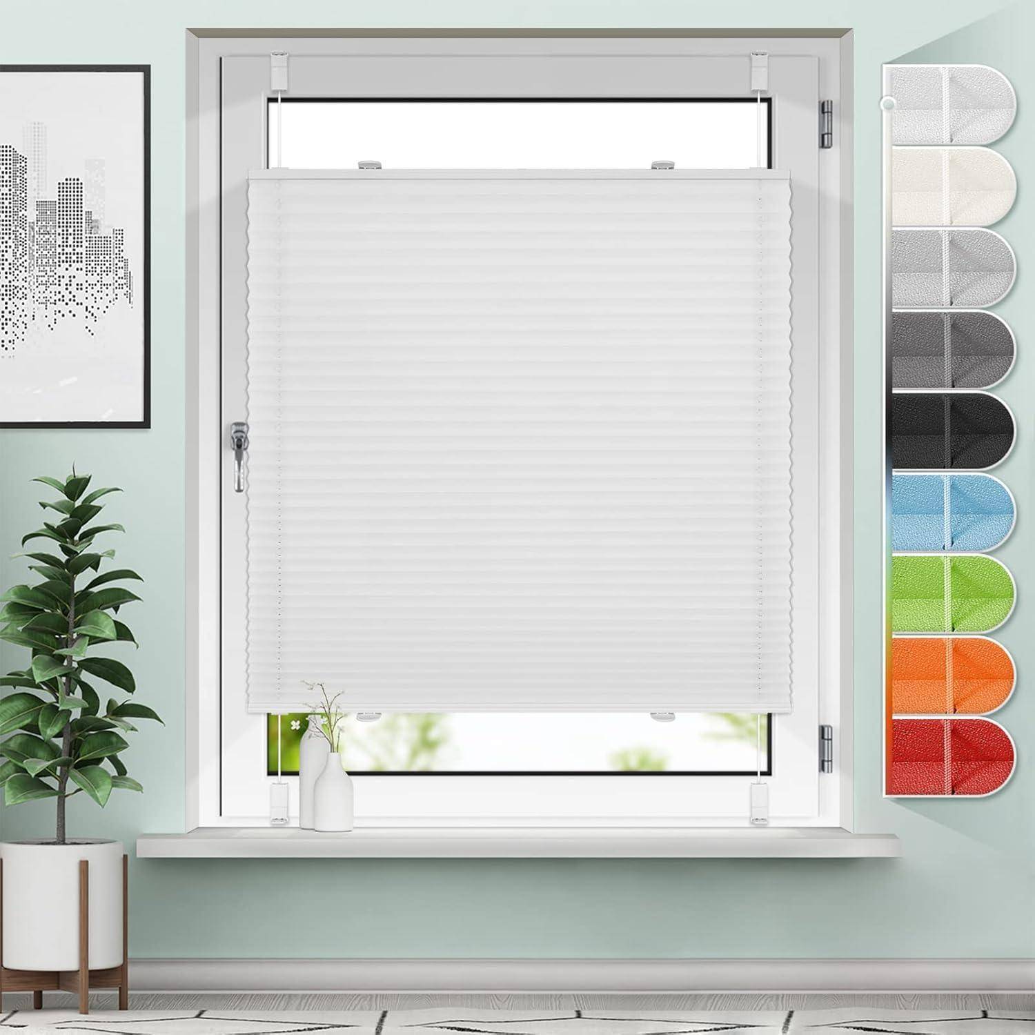 Fenster mit halb heruntergelassener weißer Jalousie, rechts umgeben von farbigen Stoffmustern. Pflanze auf dem Boden, Stadtlandschaftskunstwerk auf der linken Seite.