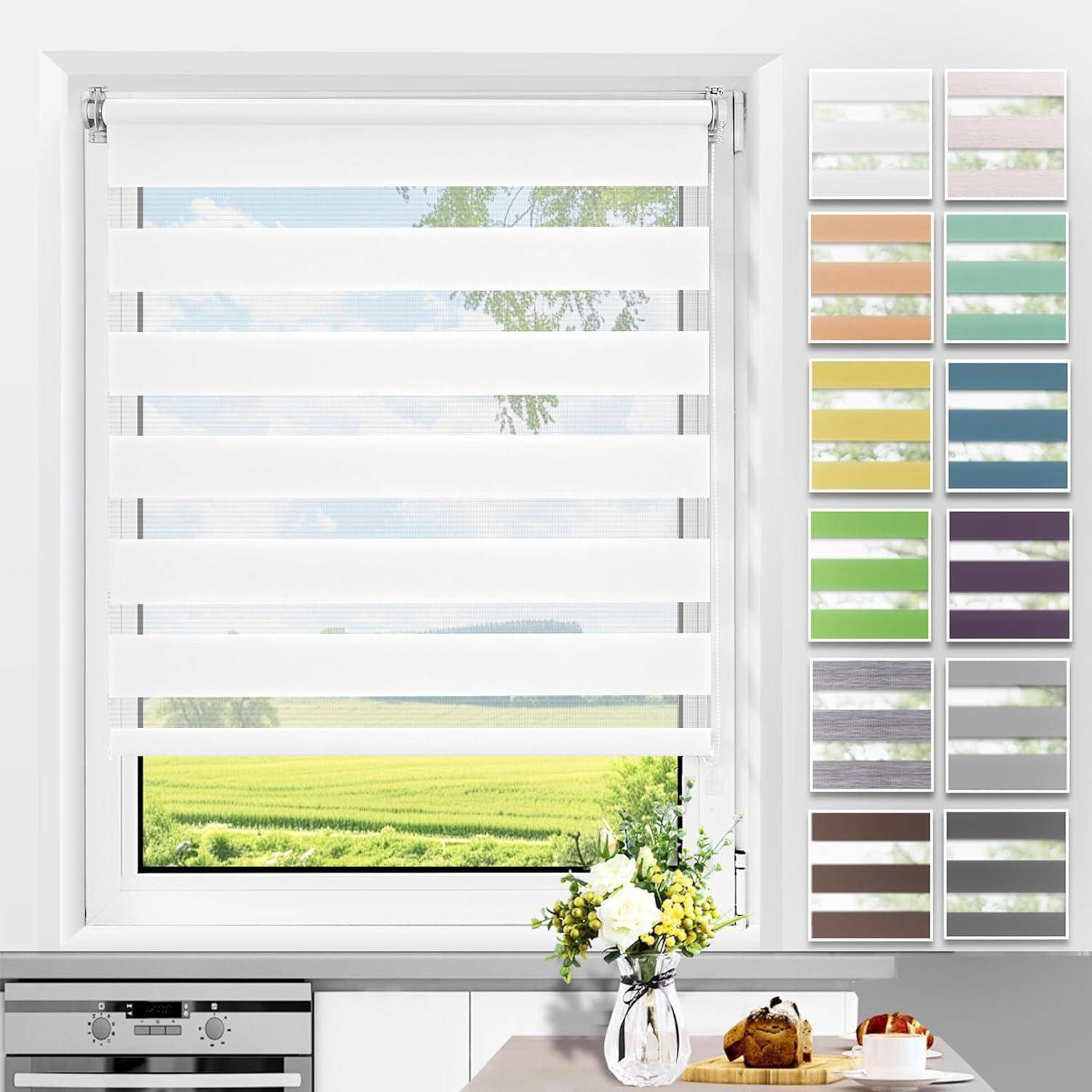 Ein weißer Fenstervorhang, teilweise geöffnet, mit vertikalen gestreiften Paneelen neben einem Raster von Farbmustern. Ein Tisch mit Blumen und Obst darunter.