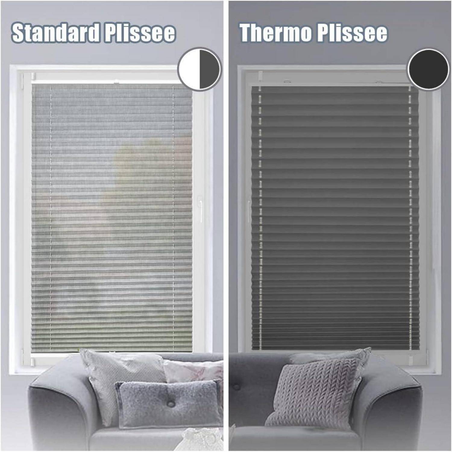 Vergleich von 'Standard Plissee' und 'Thermo Plissee' Jalousien. Links lässt mehr Licht durch; rechts ist dunkler und blockiert mehr Licht.