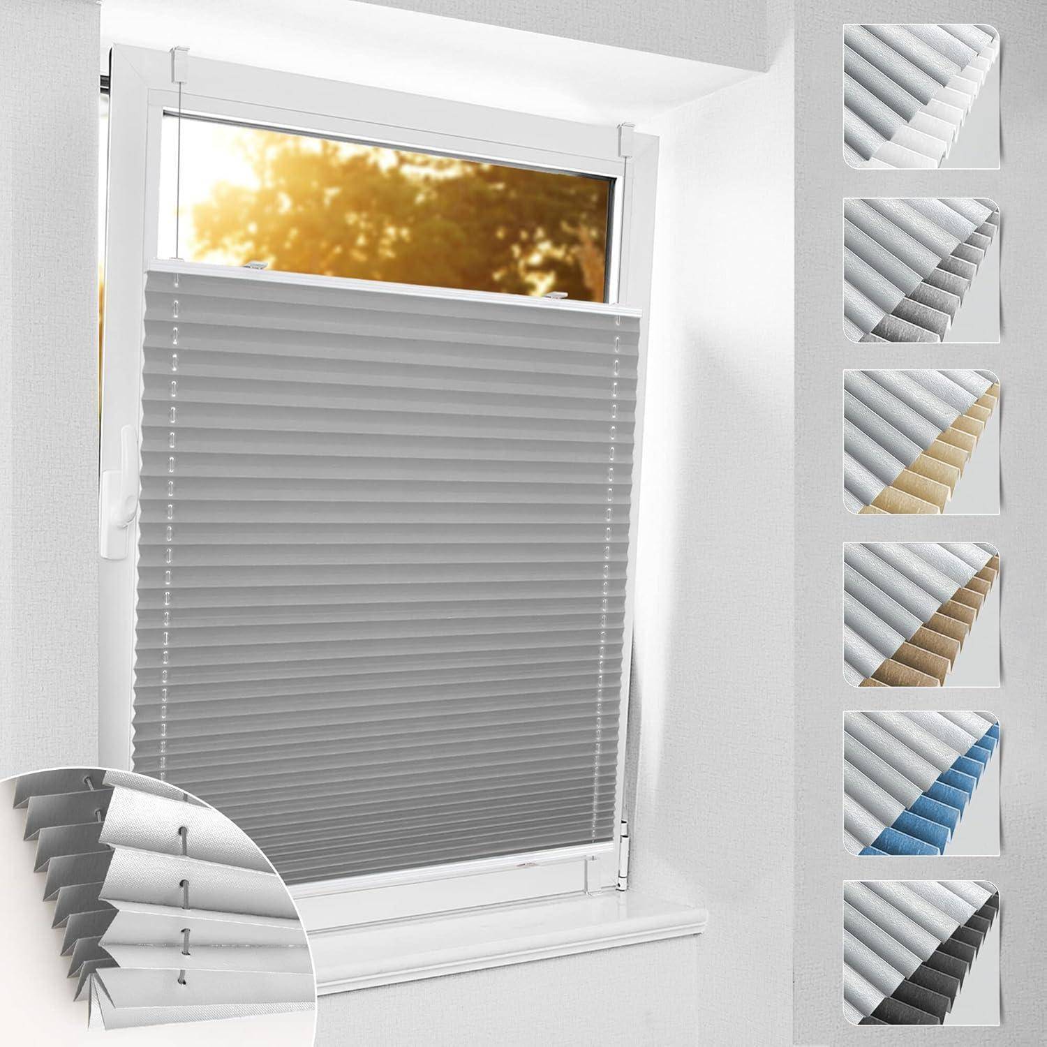 Ein Fenster mit grau gefalteten Jalousien, die teilweise geöffnet sind und Sonnenlicht offenbaren. Seitliche Spalte zeigt Jalousien in verschiedenen Farben: weiß, gelb, beige, blau.